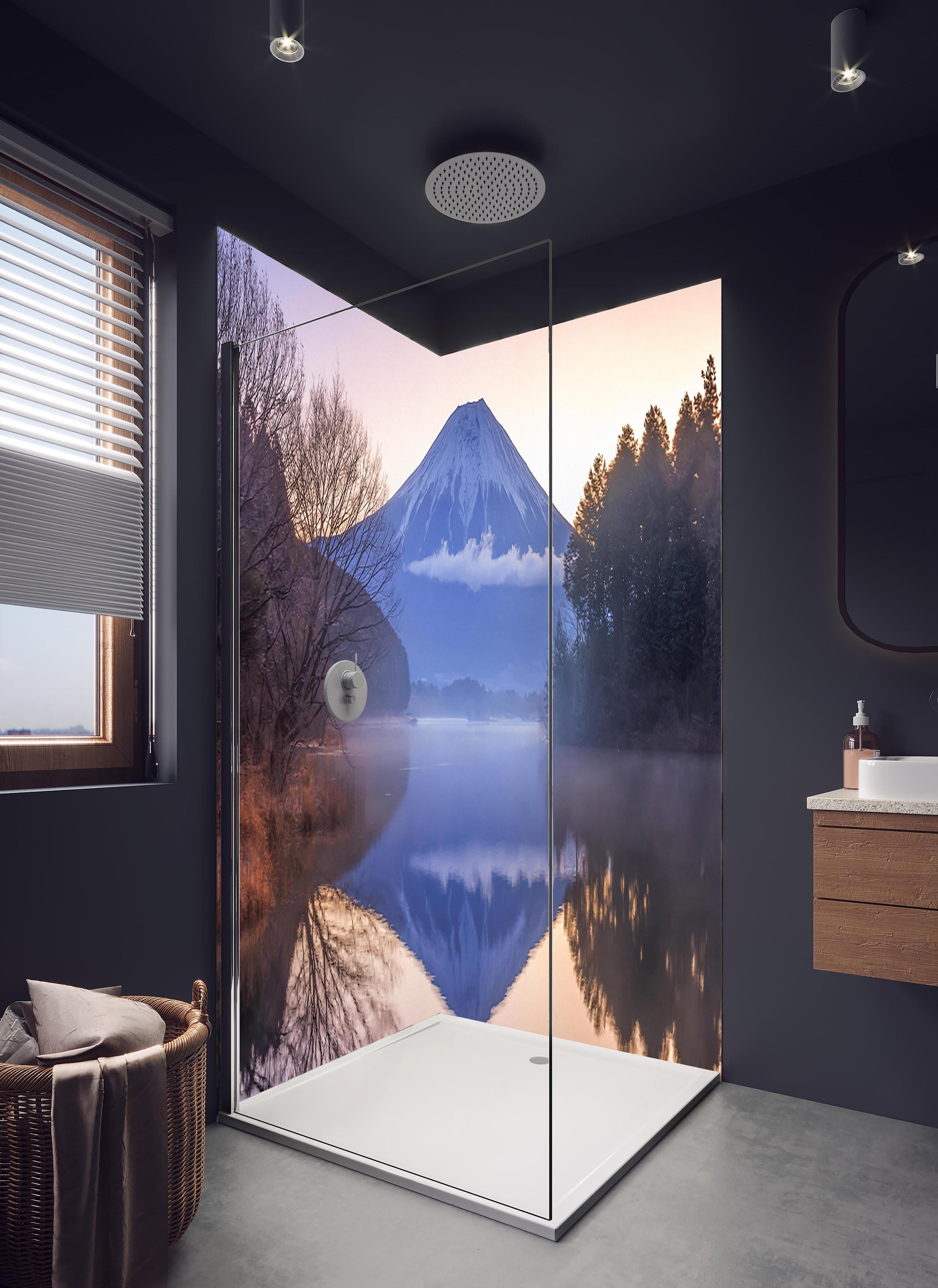Duschrückwand - Verschneiter Mt. Fuji mit Spiegelung im See in hellem Badezimmer mit Regenduschkopf - zweiteilige Eck-Duschrückwand