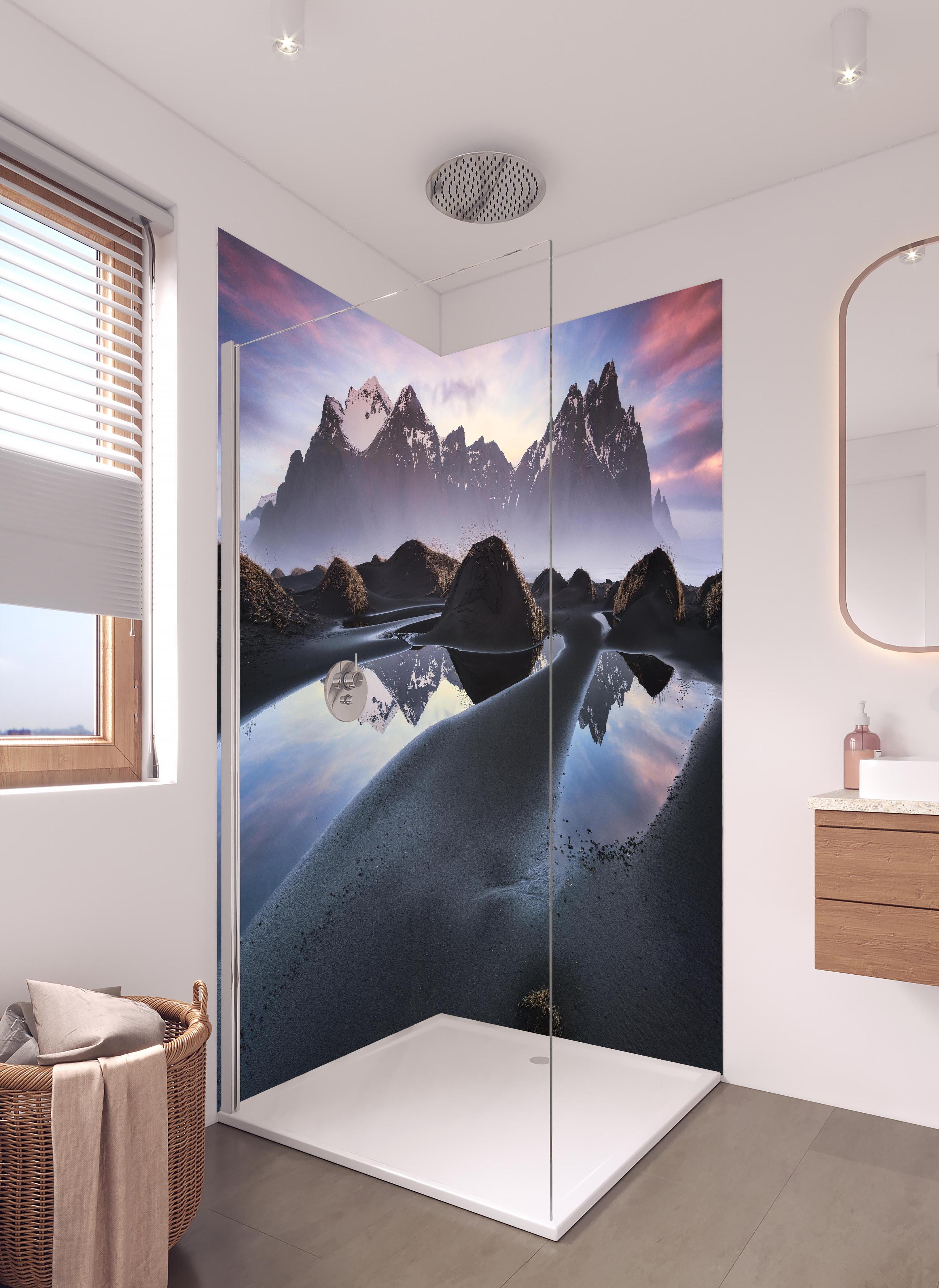 Duschrückwand - Vestrahorn Island bei Sonnenuntergang, Schnee in hellem Badezimmer mit Regenduschkopf - zweiteilige Eck-Duschrückwand