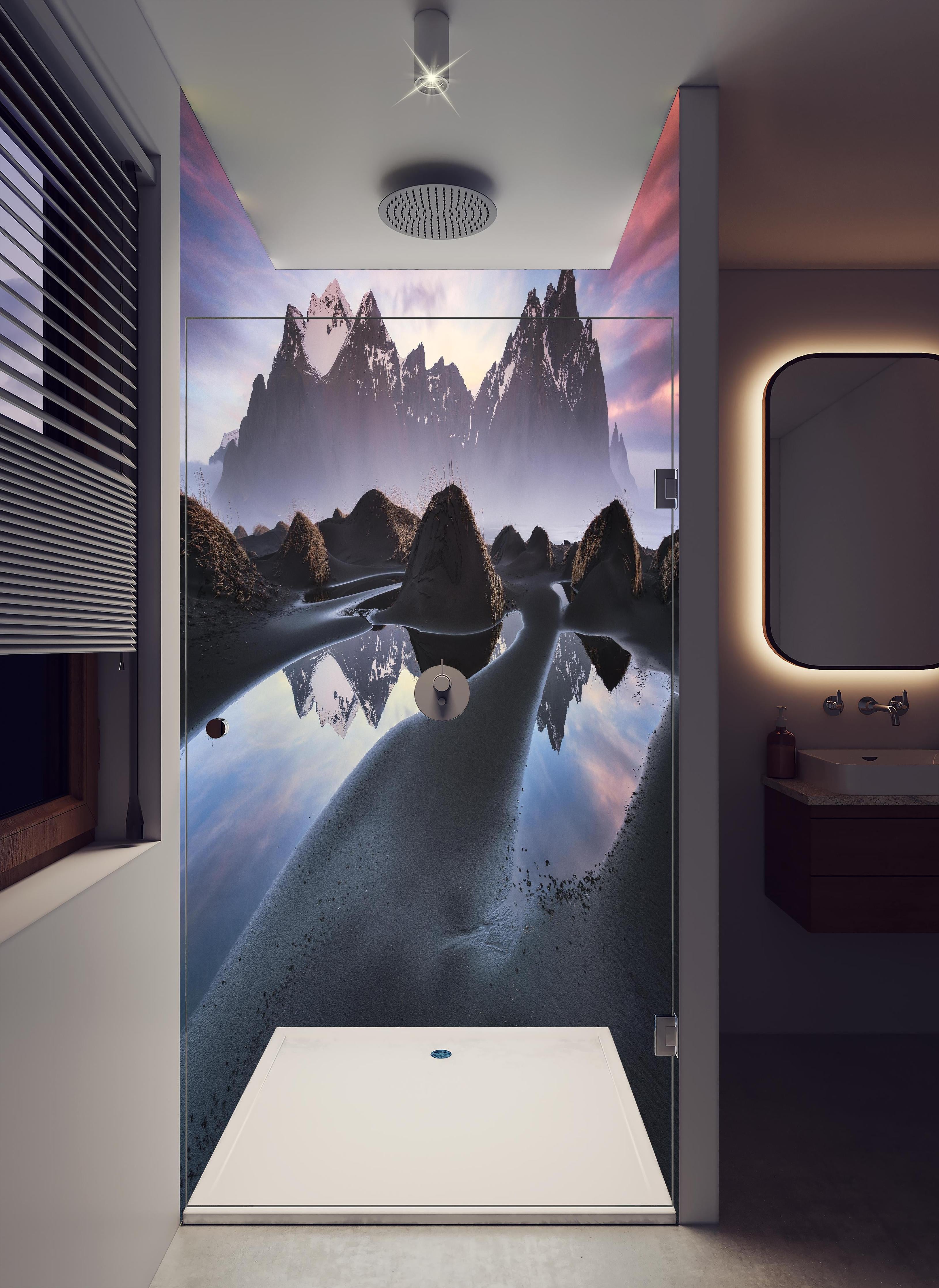 Duschrückwand - Vestrahorn Island bei Sonnenuntergang, Schnee in hellem Badezimmer mit Regenduschkopf - zweiteilige Eck-Duschrückwand