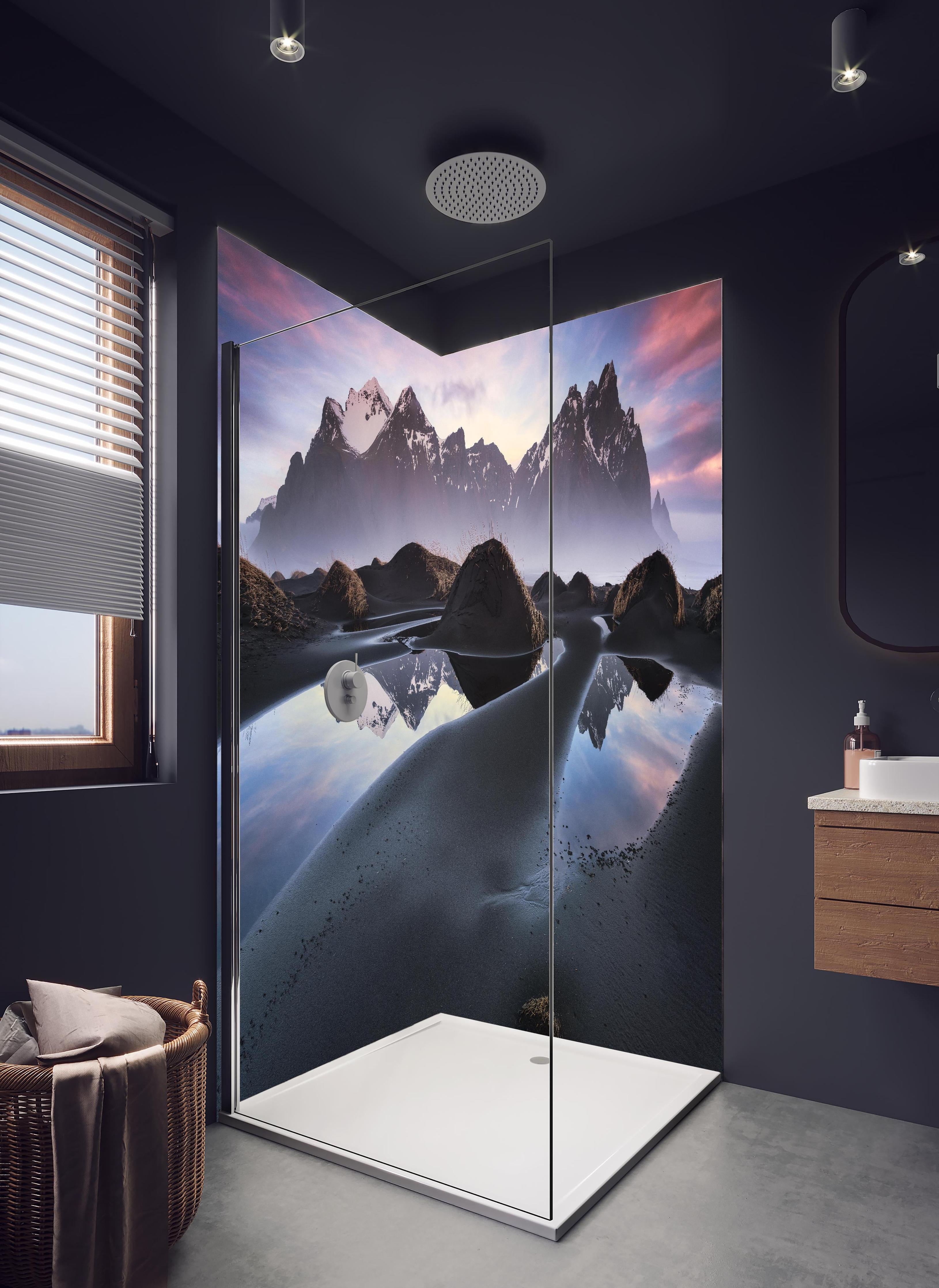 Duschrückwand - Vestrahorn Island bei Sonnenuntergang, Schnee in hellem Badezimmer mit Regenduschkopf - zweiteilige Eck-Duschrückwand