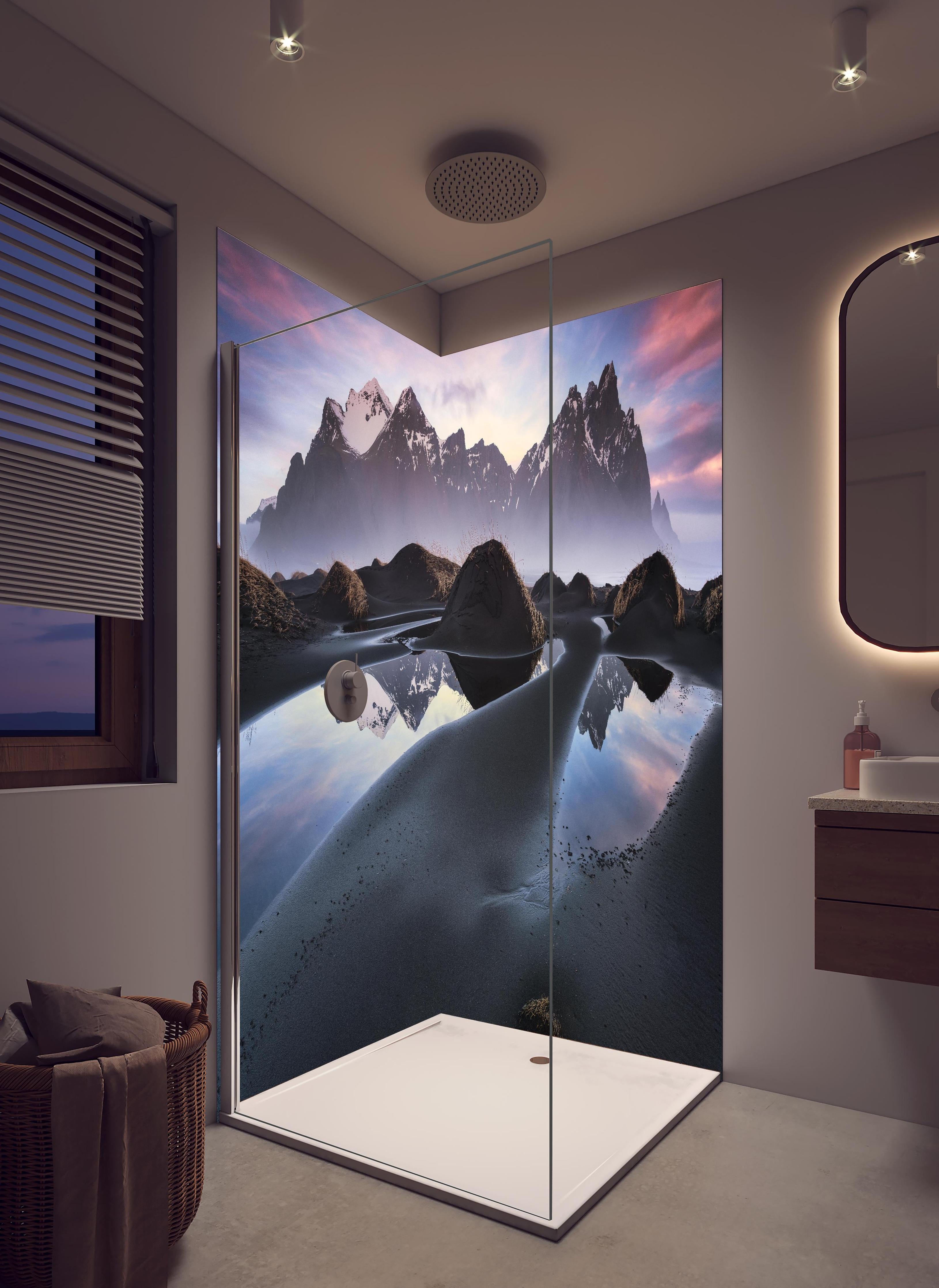 Duschrückwand - Vestrahorn Island bei Sonnenuntergang, Schnee in hellem Badezimmer mit Regenduschkopf - zweiteilige Eck-Duschrückwand