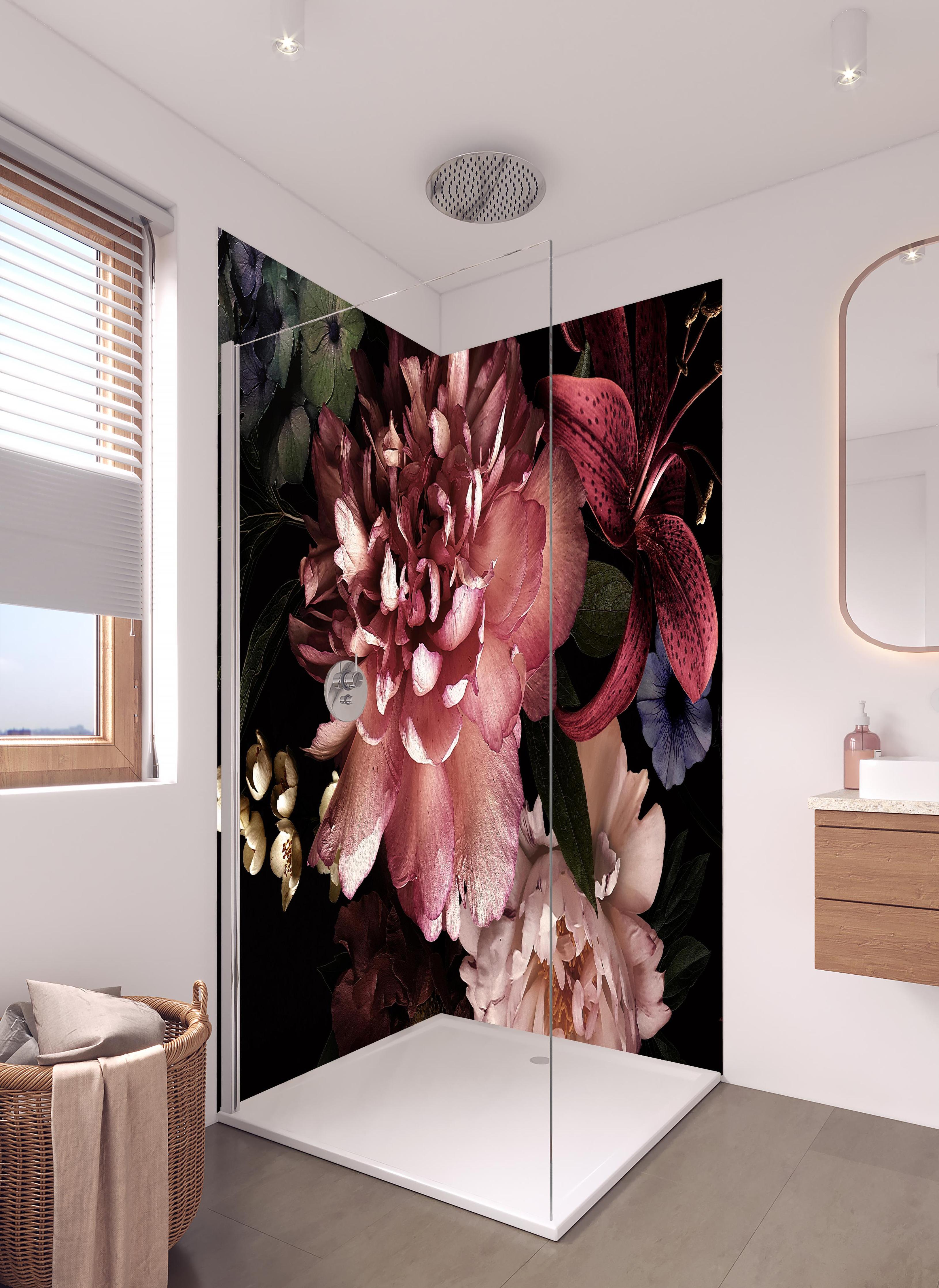 Duschrückwand - Vintage Blumenbouquet in hellem Badezimmer mit Regenduschkopf - zweiteilige Eck-Duschrückwand