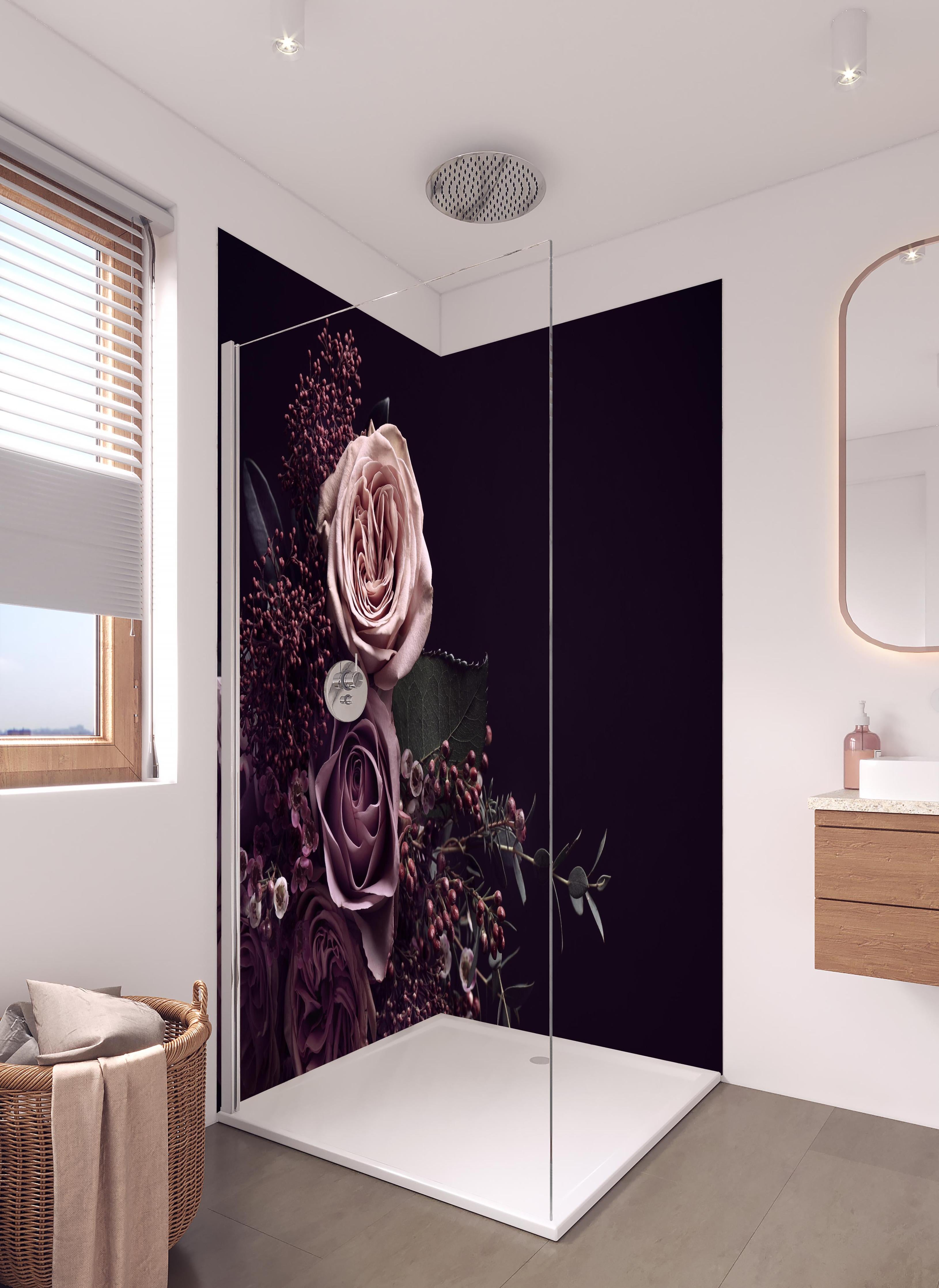 Duschrückwand - Vintage Blumenstrauß auf schwarzem Hintergrund in hellem Badezimmer mit Regenduschkopf - zweiteilige Eck-Duschrückwand