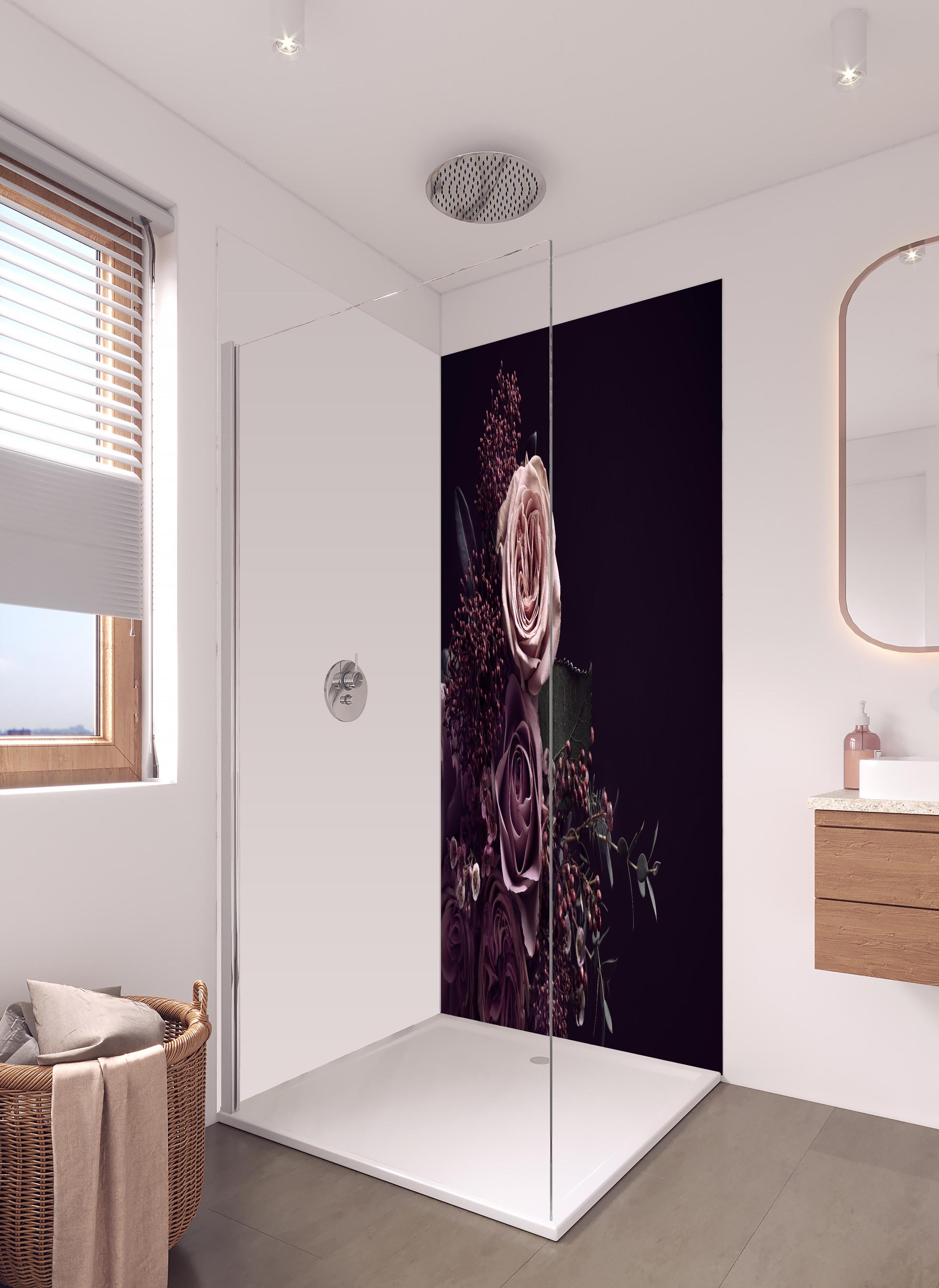 Duschrückwand - Vintage Blumenstrauß auf schwarzem Hintergrund in hellem Badezimmer mit Regenduschkopf - zweiteilige Eck-Duschrückwand