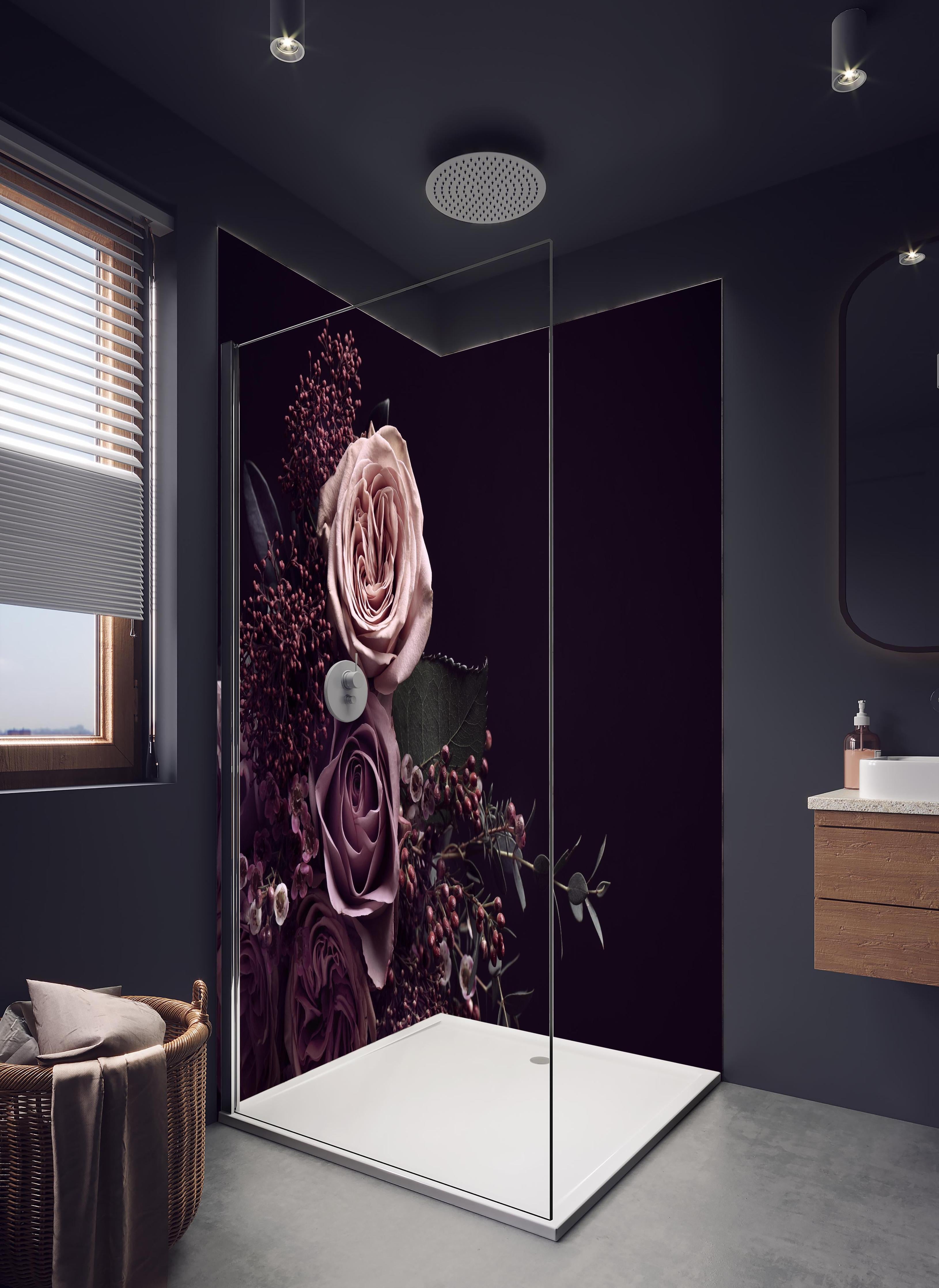 Duschrückwand - Vintage Blumenstrauß auf schwarzem Hintergrund in hellem Badezimmer mit Regenduschkopf - zweiteilige Eck-Duschrückwand