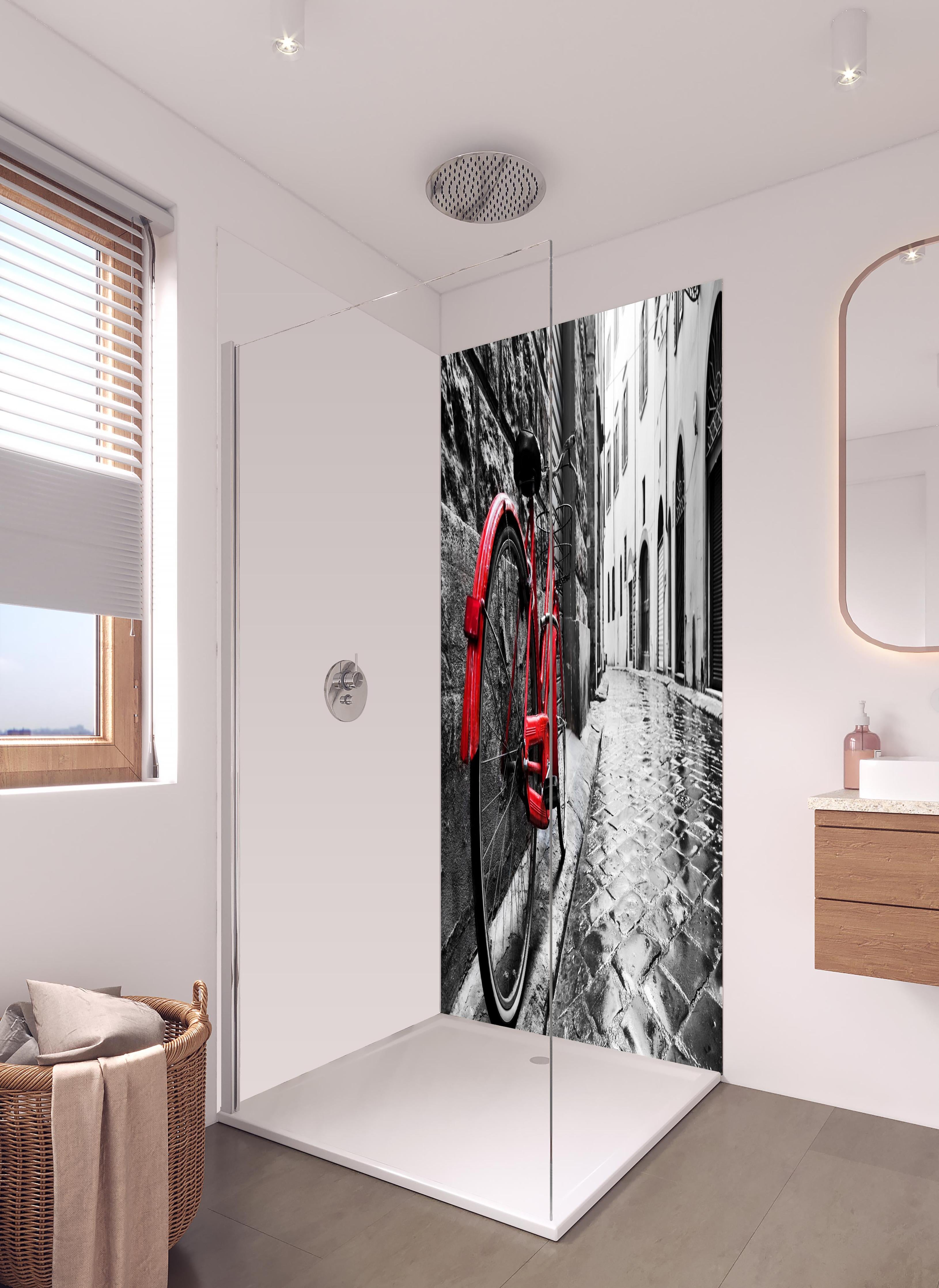 Duschrückwand - Vintage Fahrrad - Altstadt in hellem Badezimmer mit Regenduschkopf - zweiteilige Eck-Duschrückwand