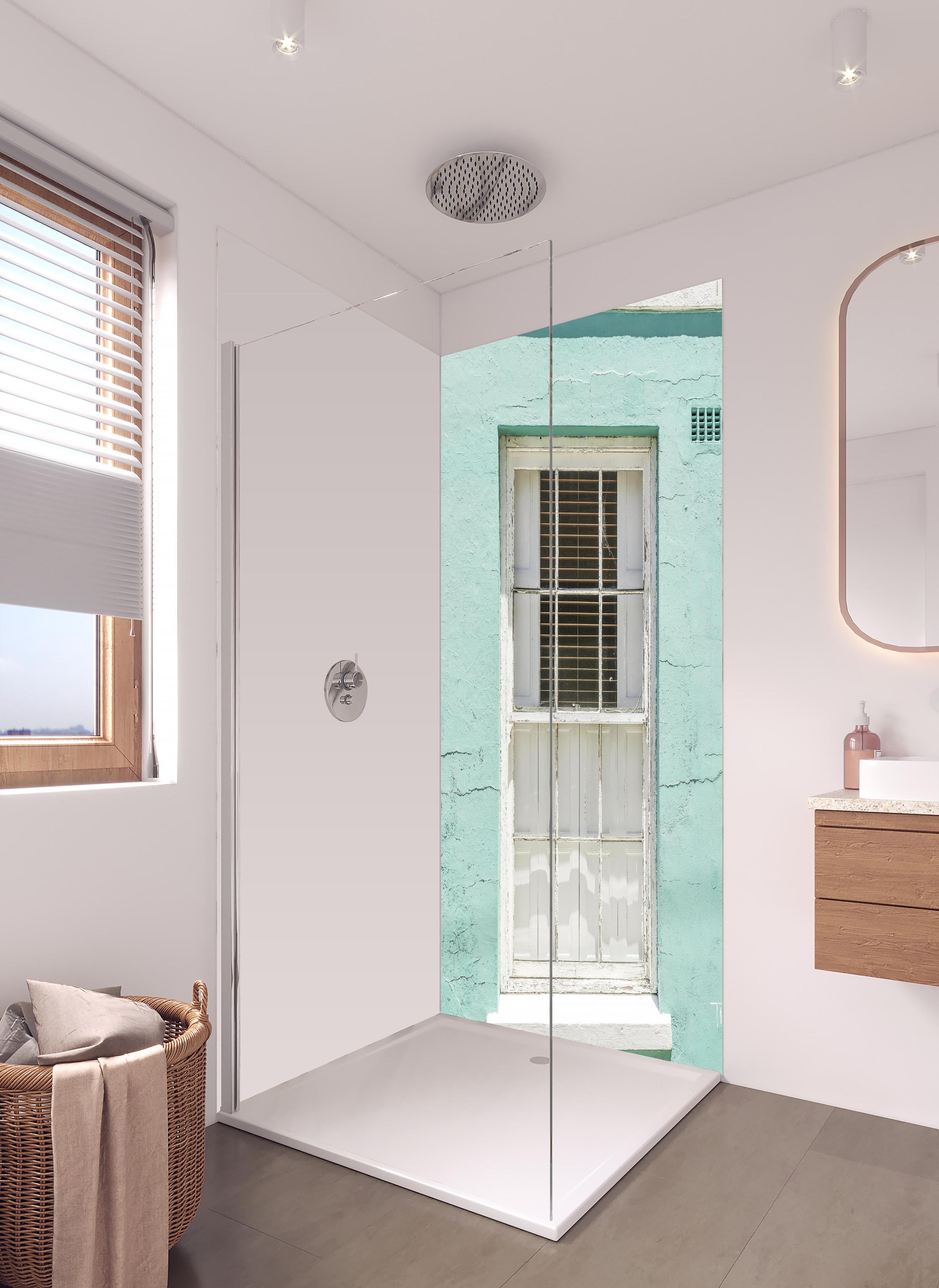 Duschrückwand - Vintage Fenster an Mintgrüner Wand in hellem Badezimmer mit Regenduschkopf - zweiteilige Eck-Duschrückwand