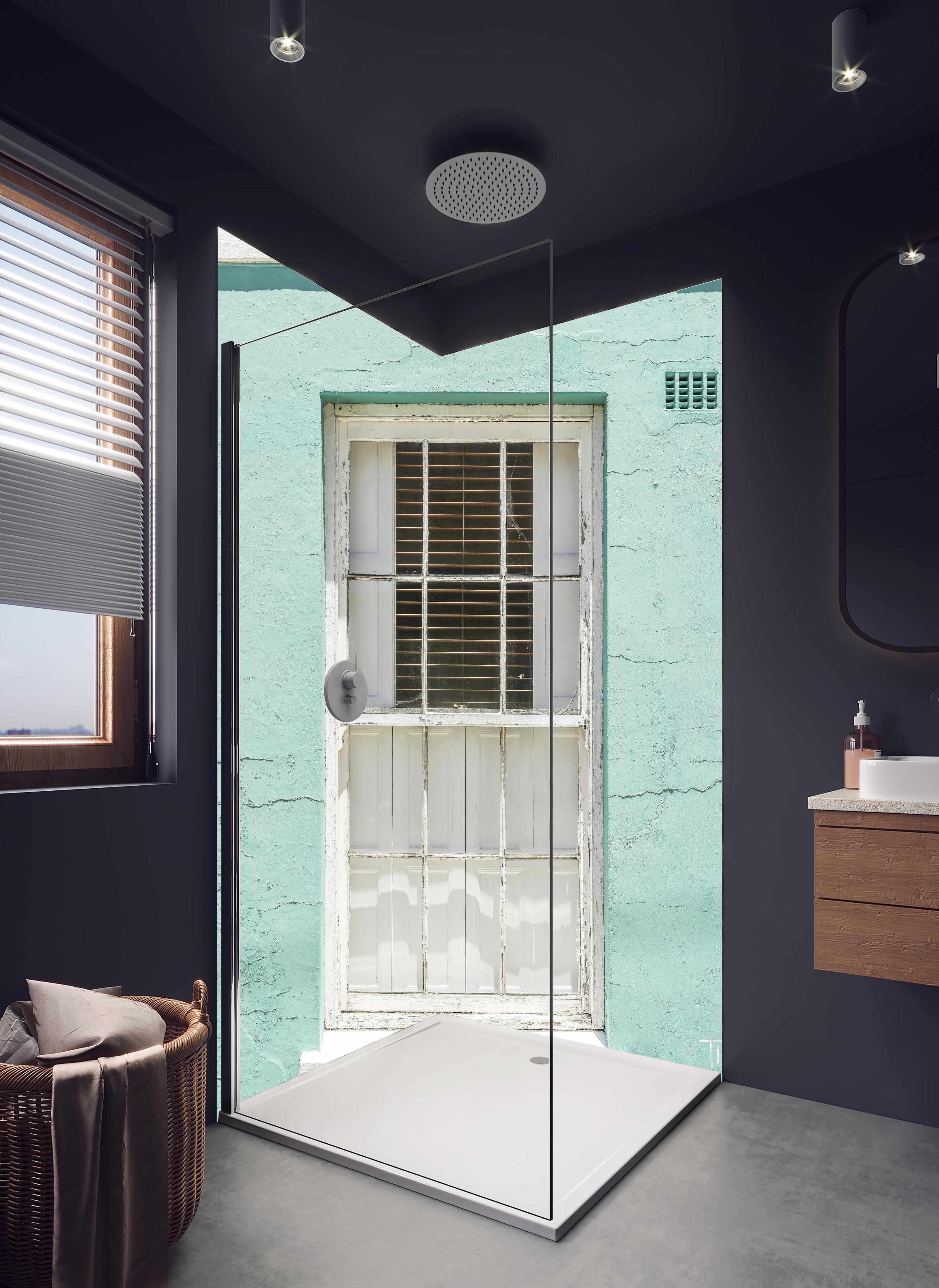 Duschrückwand - Vintage Fenster an Mintgrüner Wand in hellem Badezimmer mit Regenduschkopf - zweiteilige Eck-Duschrückwand