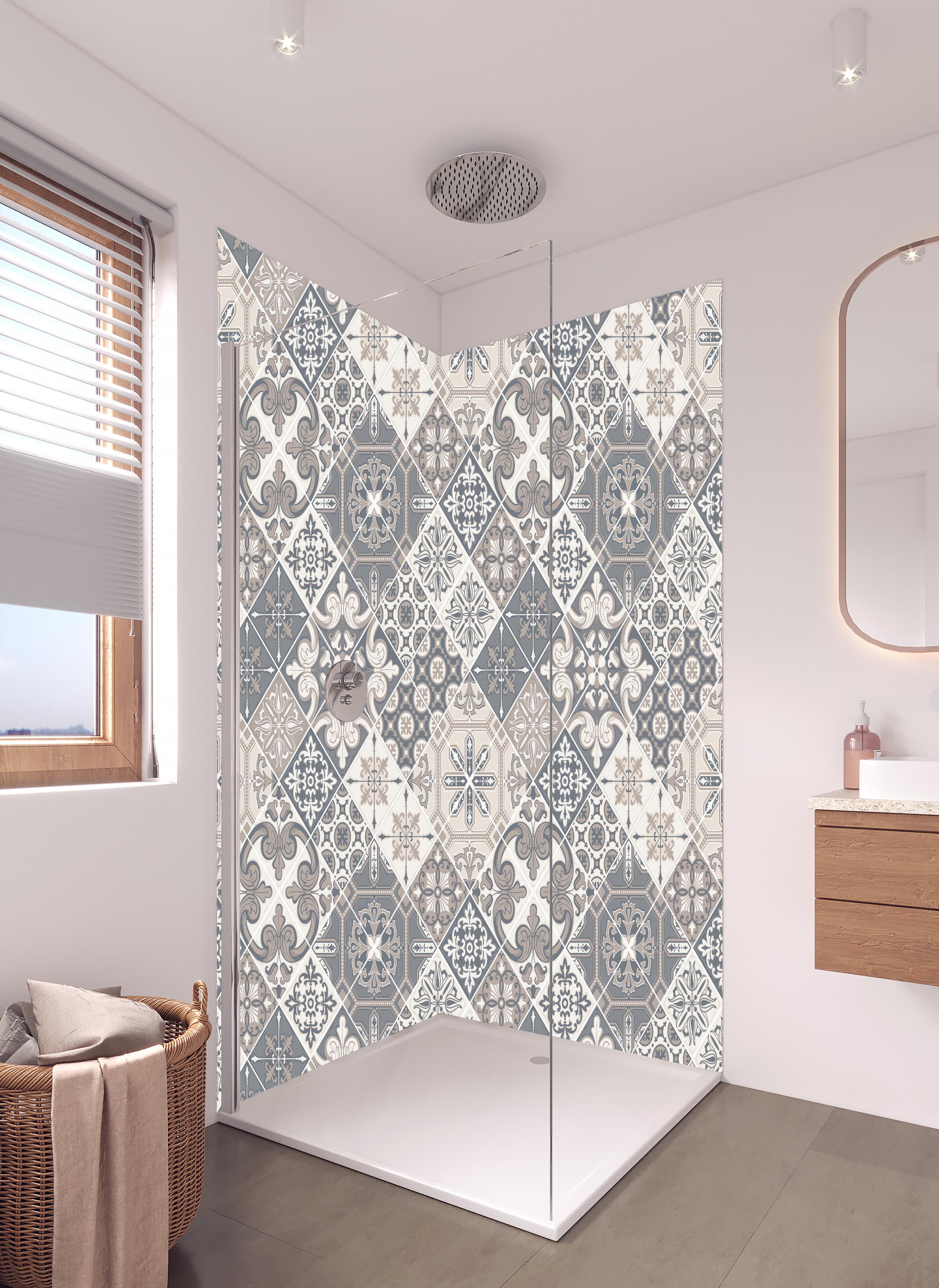 Duschrückwand - Vintage Fliesenmuster in Grau und Weiß in hellem Badezimmer mit Regenduschkopf - zweiteilige Eck-Duschrückwand
