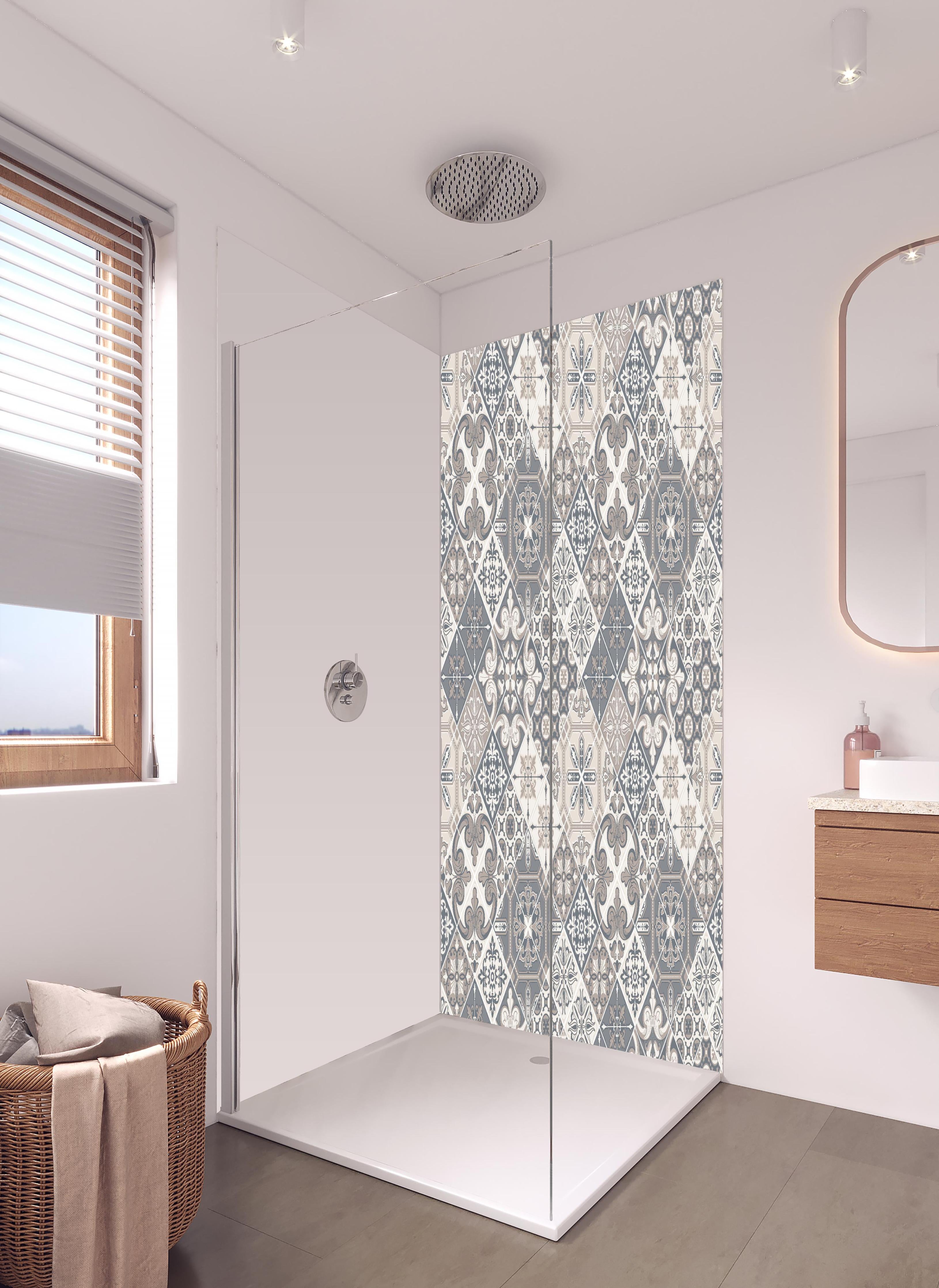 Duschrückwand - Vintage Fliesenmuster in Grau und Weiß in hellem Badezimmer mit Regenduschkopf - zweiteilige Eck-Duschrückwand