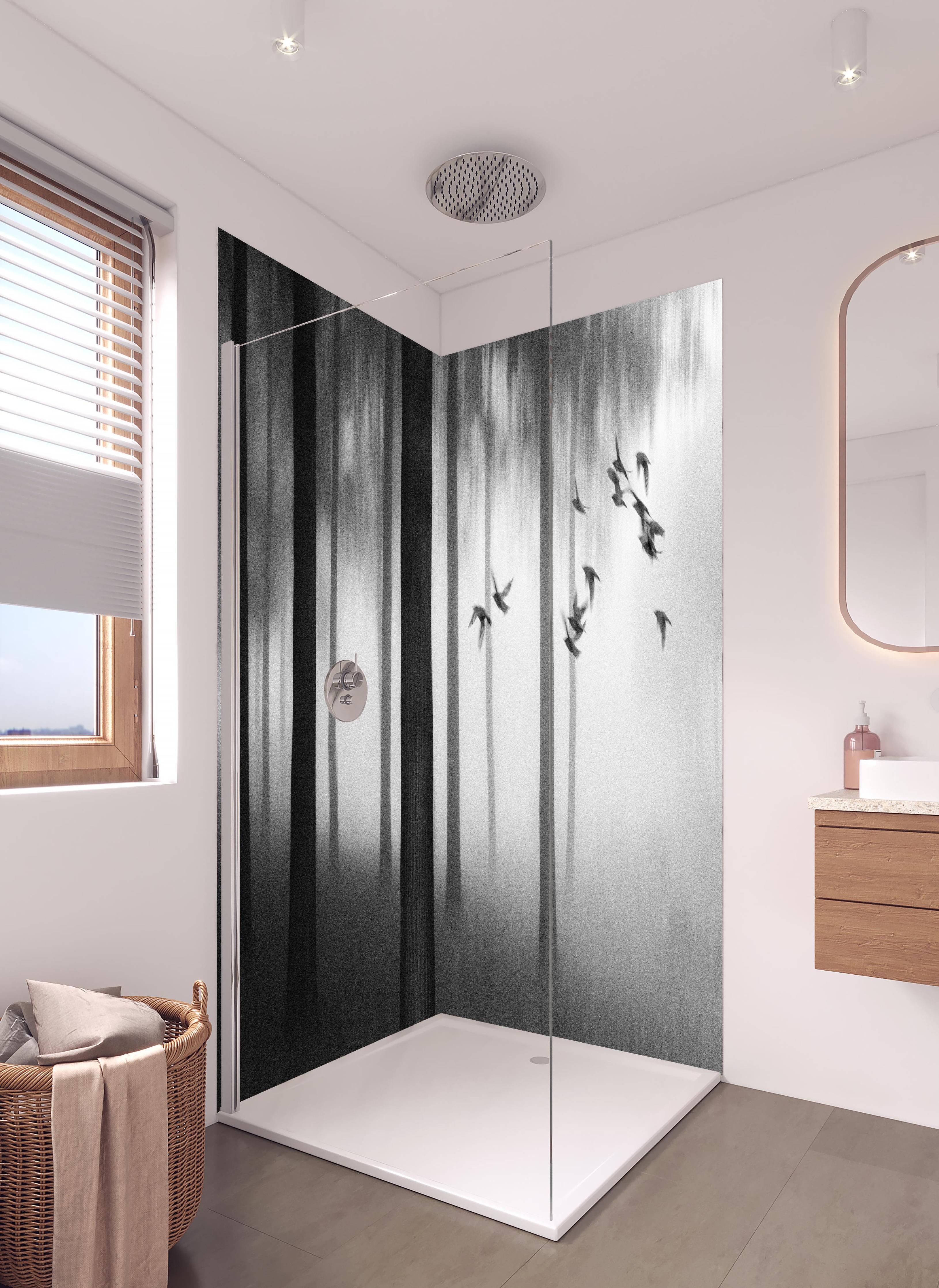 Duschrückwand - Vögel im Nebel Wald in hellem Badezimmer mit Regenduschkopf - zweiteilige Eck-Duschrückwand