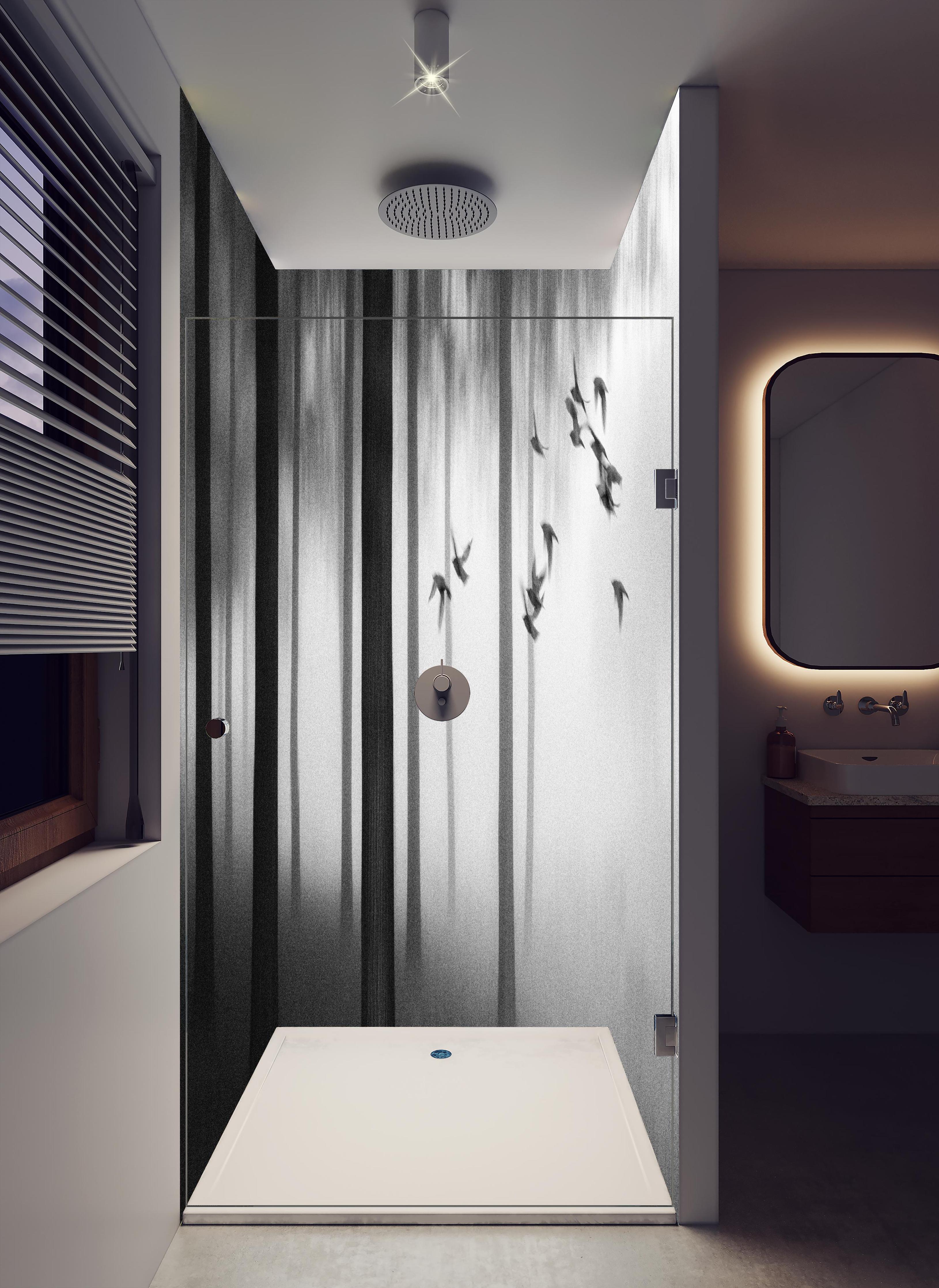 Duschrückwand - Vögel im Nebel Wald in hellem Badezimmer mit Regenduschkopf - zweiteilige Eck-Duschrückwand