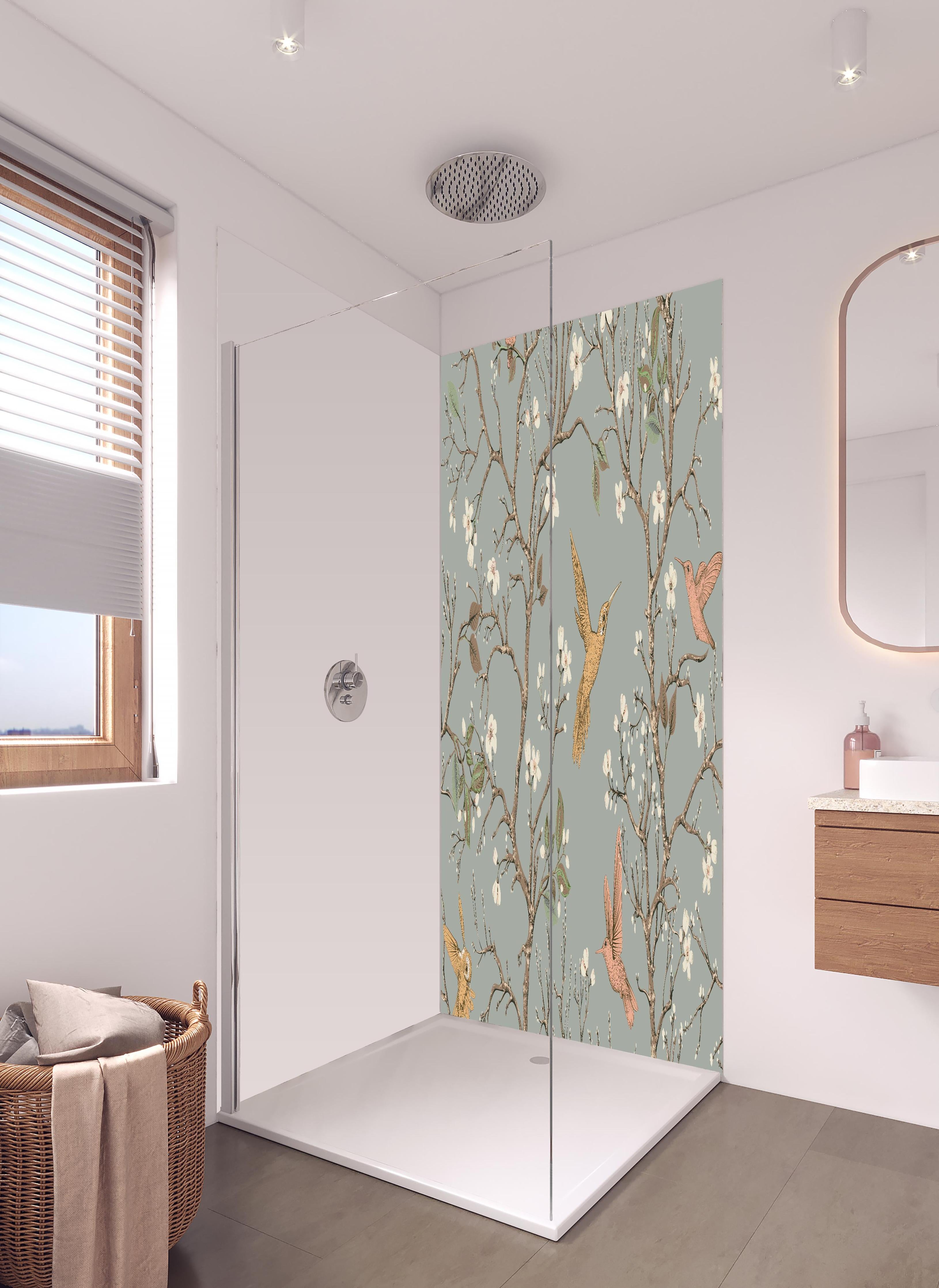 Duschrückwand - Vogelmotiv Blumenzweige auf Grau in hellem Badezimmer mit Regenduschkopf - zweiteilige Eck-Duschrückwand