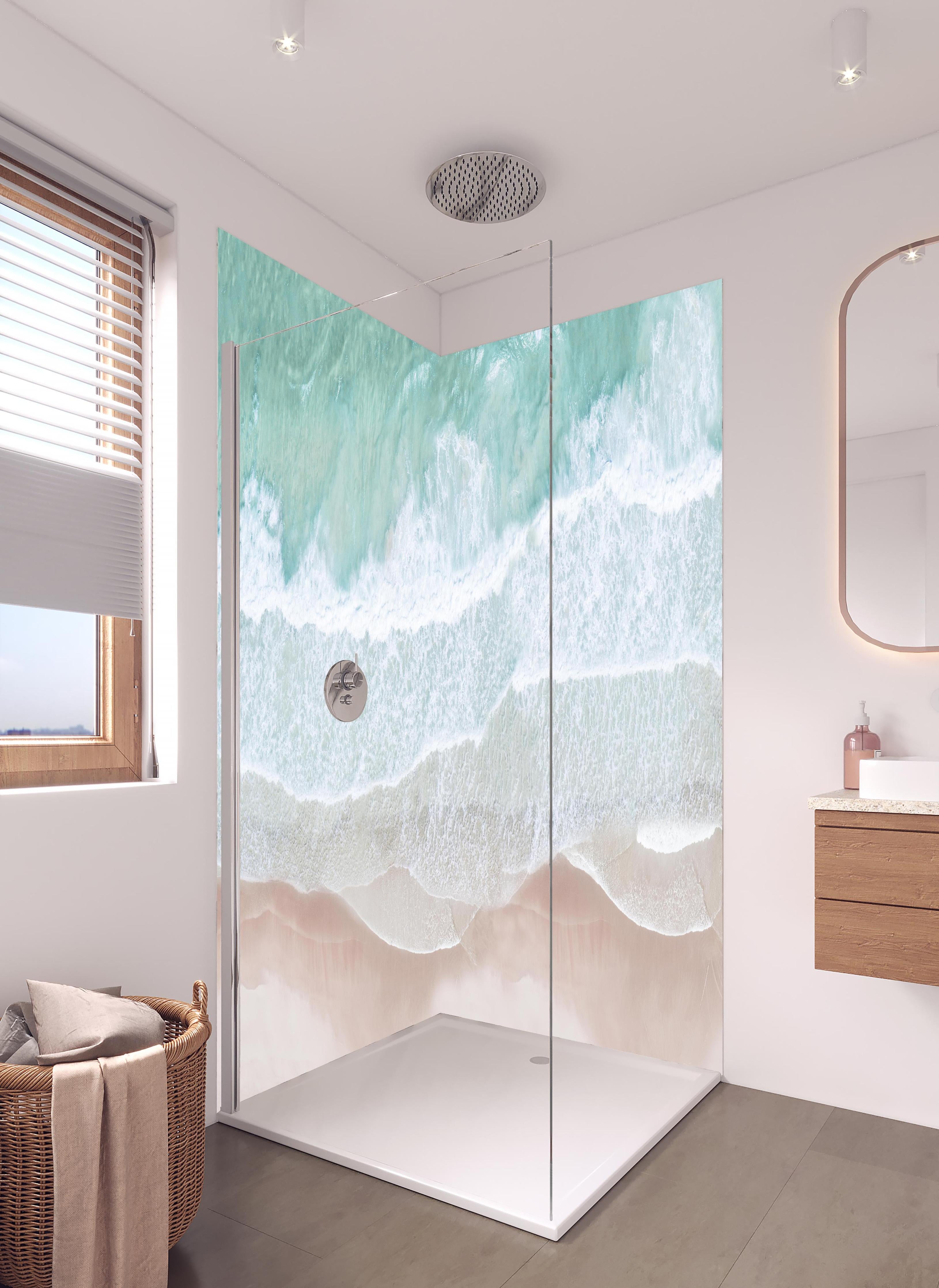 Duschrückwand - Vogelperspektive - Ozean an der Küste in hellem Badezimmer mit Regenduschkopf - zweiteilige Eck-Duschrückwand