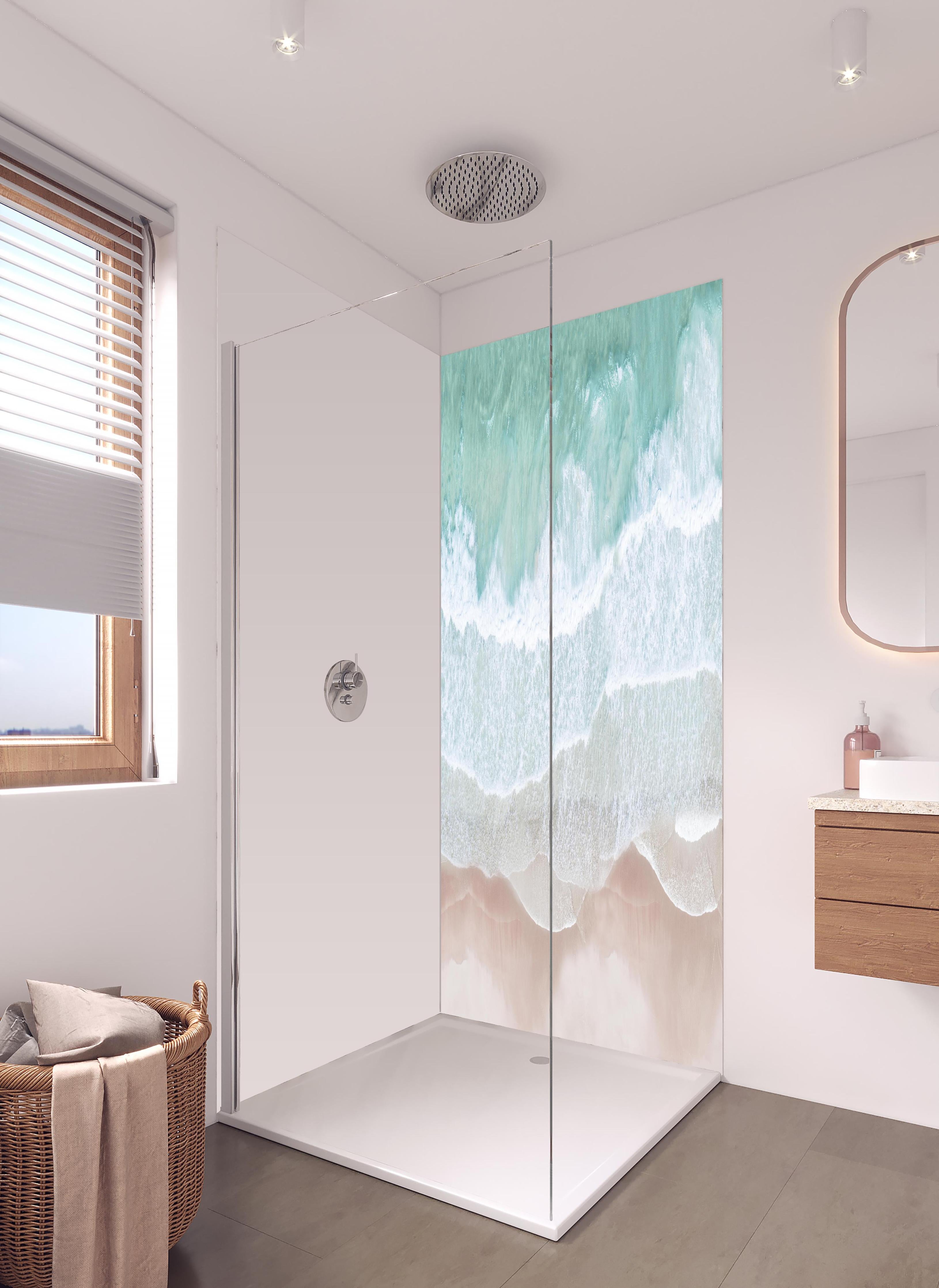 Duschrückwand - Vogelperspektive - Ozean an der Küste in hellem Badezimmer mit Regenduschkopf - zweiteilige Eck-Duschrückwand