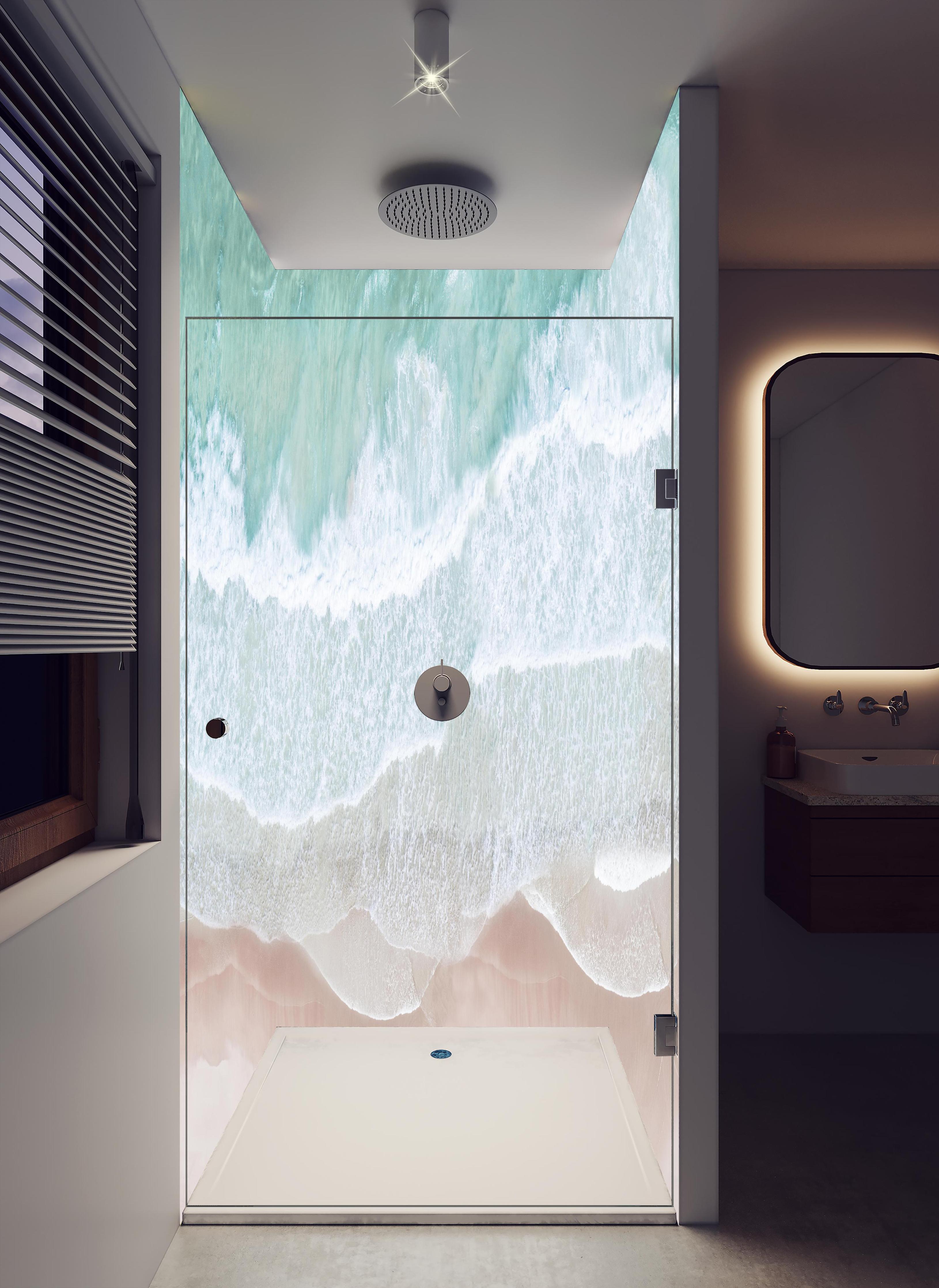 Duschrückwand - Vogelperspektive - Ozean an der Küste in hellem Badezimmer mit Regenduschkopf - zweiteilige Eck-Duschrückwand