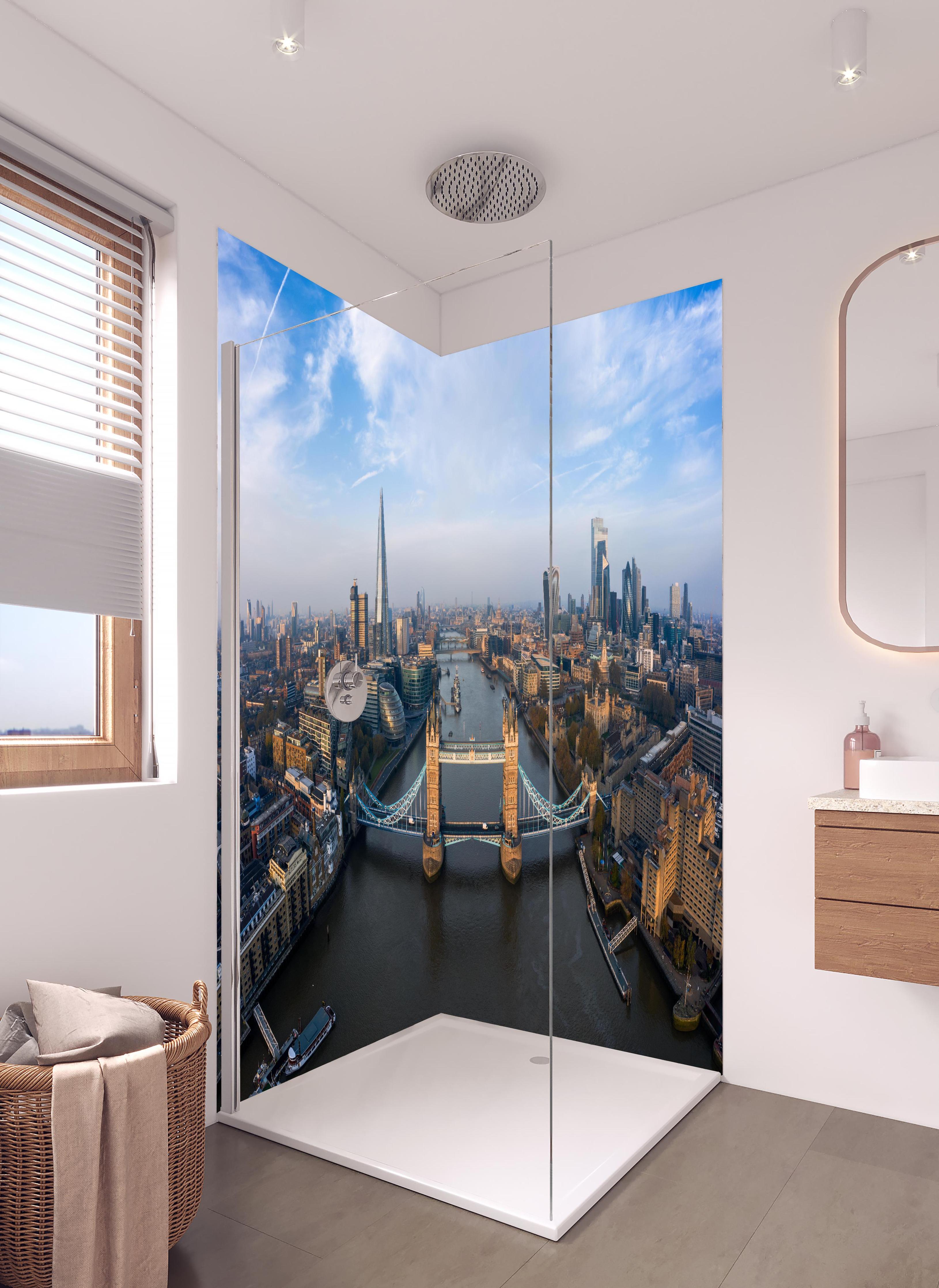 Duschrückwand - Vogelperspektive der Tower Bridge, London in hellem Badezimmer mit Regenduschkopf - zweiteilige Eck-Duschrückwand