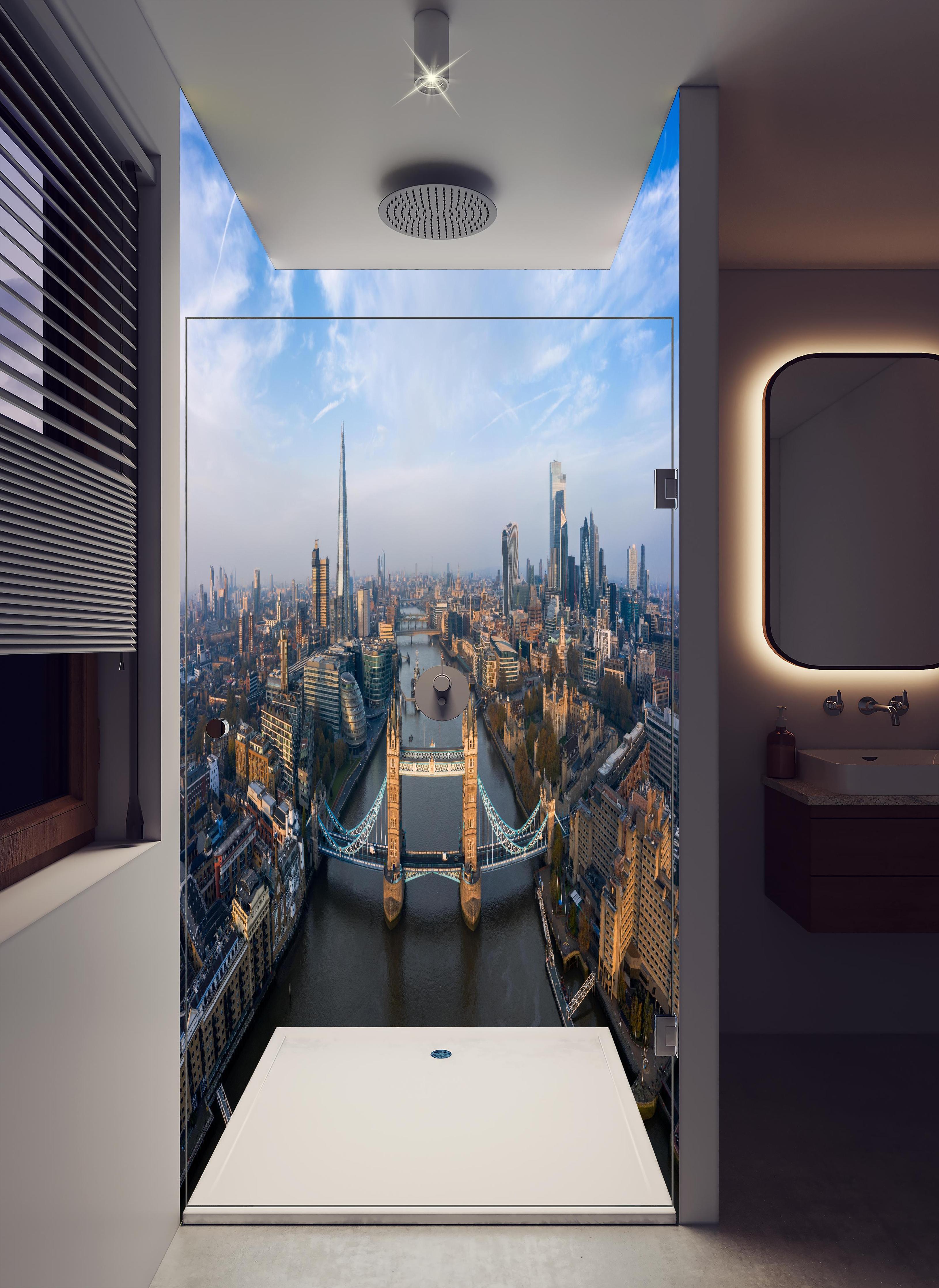 Duschrückwand - Vogelperspektive der Tower Bridge, London in hellem Badezimmer mit Regenduschkopf - zweiteilige Eck-Duschrückwand