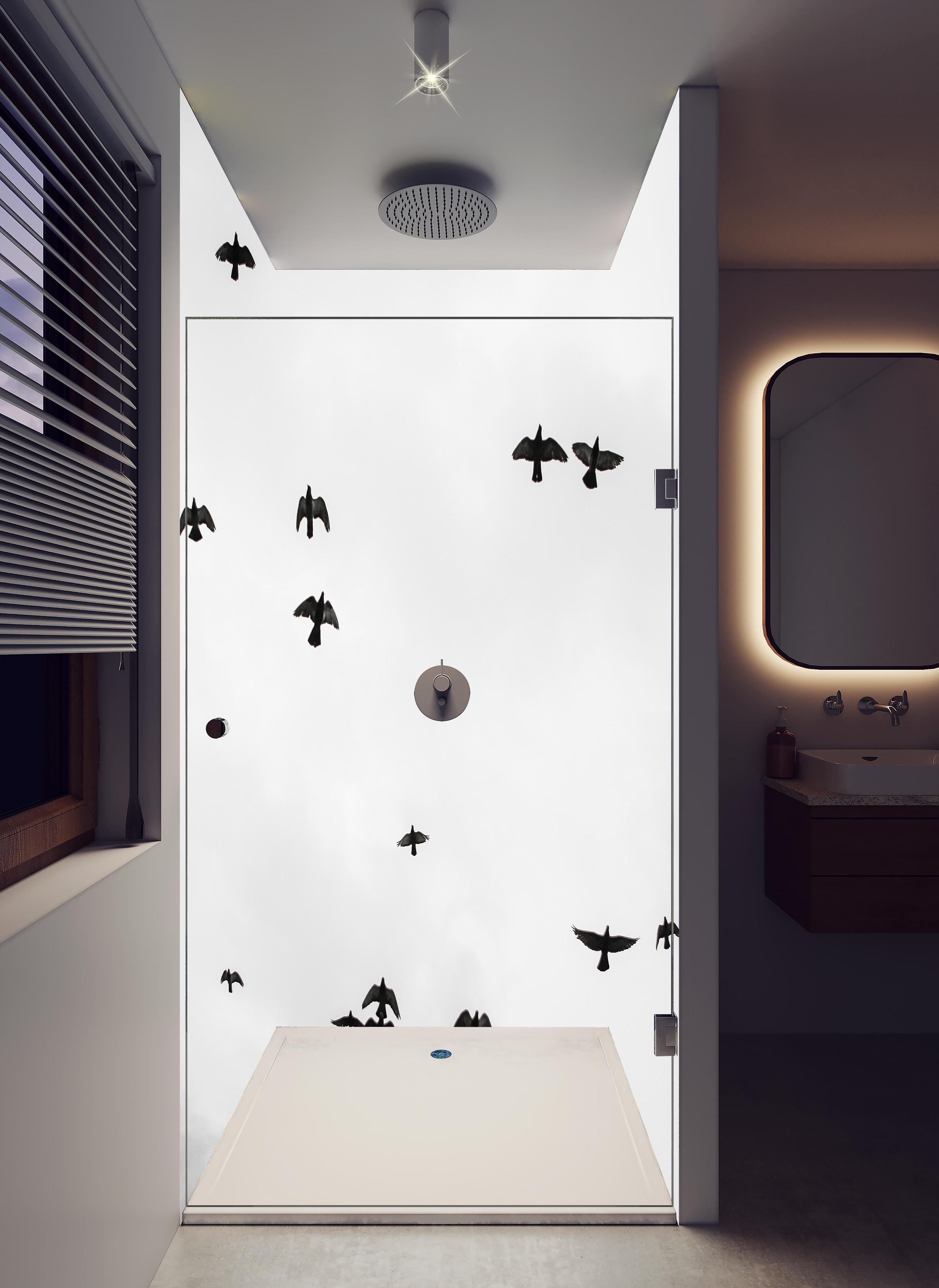 Duschrückwand - Vogelschwarm - schwarz-weiß in hellem Badezimmer mit Regenduschkopf - zweiteilige Eck-Duschrückwand