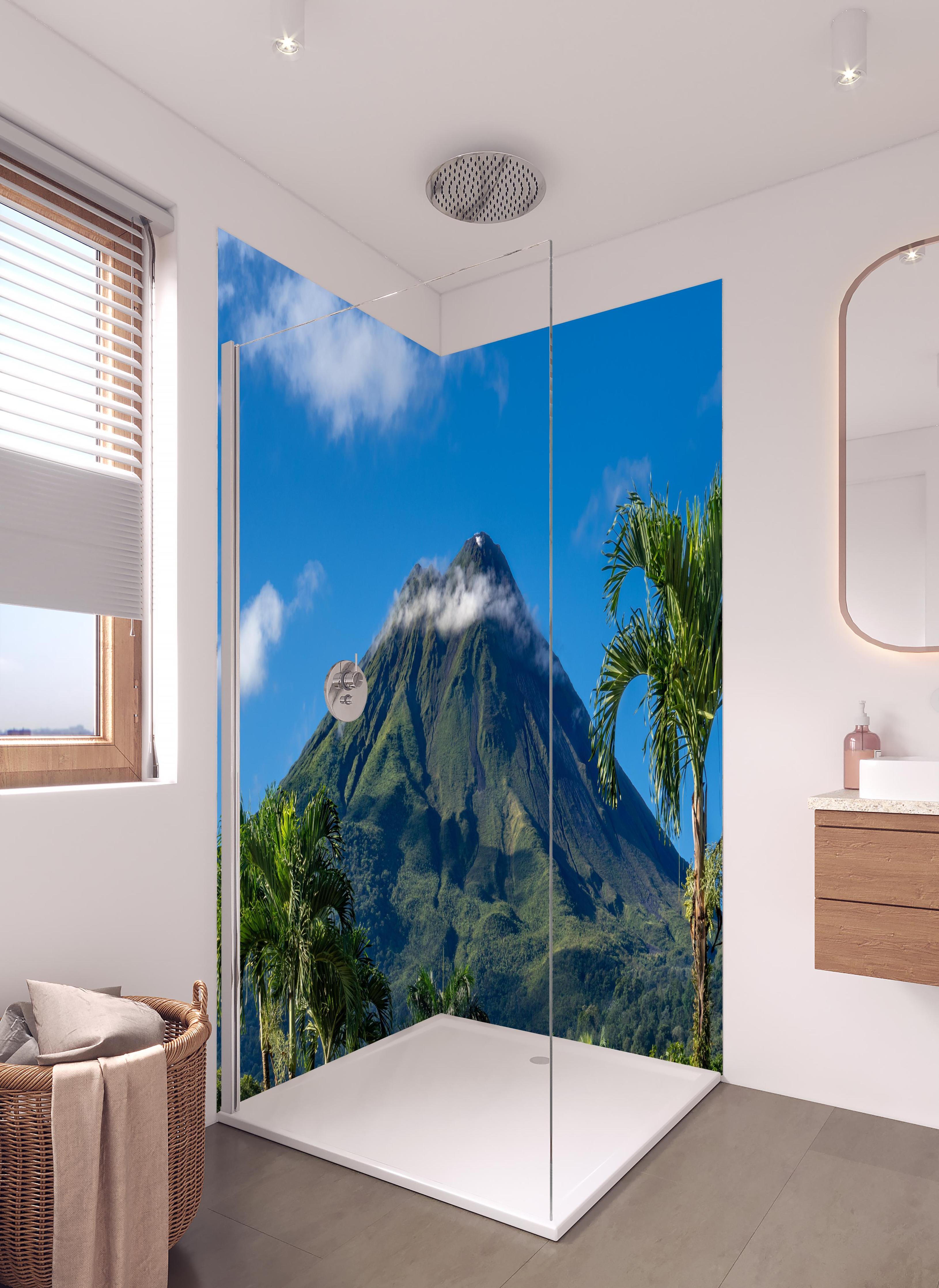 Duschrückwand - Vulkan Arenal von nahem - Costa Rica in hellem Badezimmer mit Regenduschkopf - zweiteilige Eck-Duschrückwand