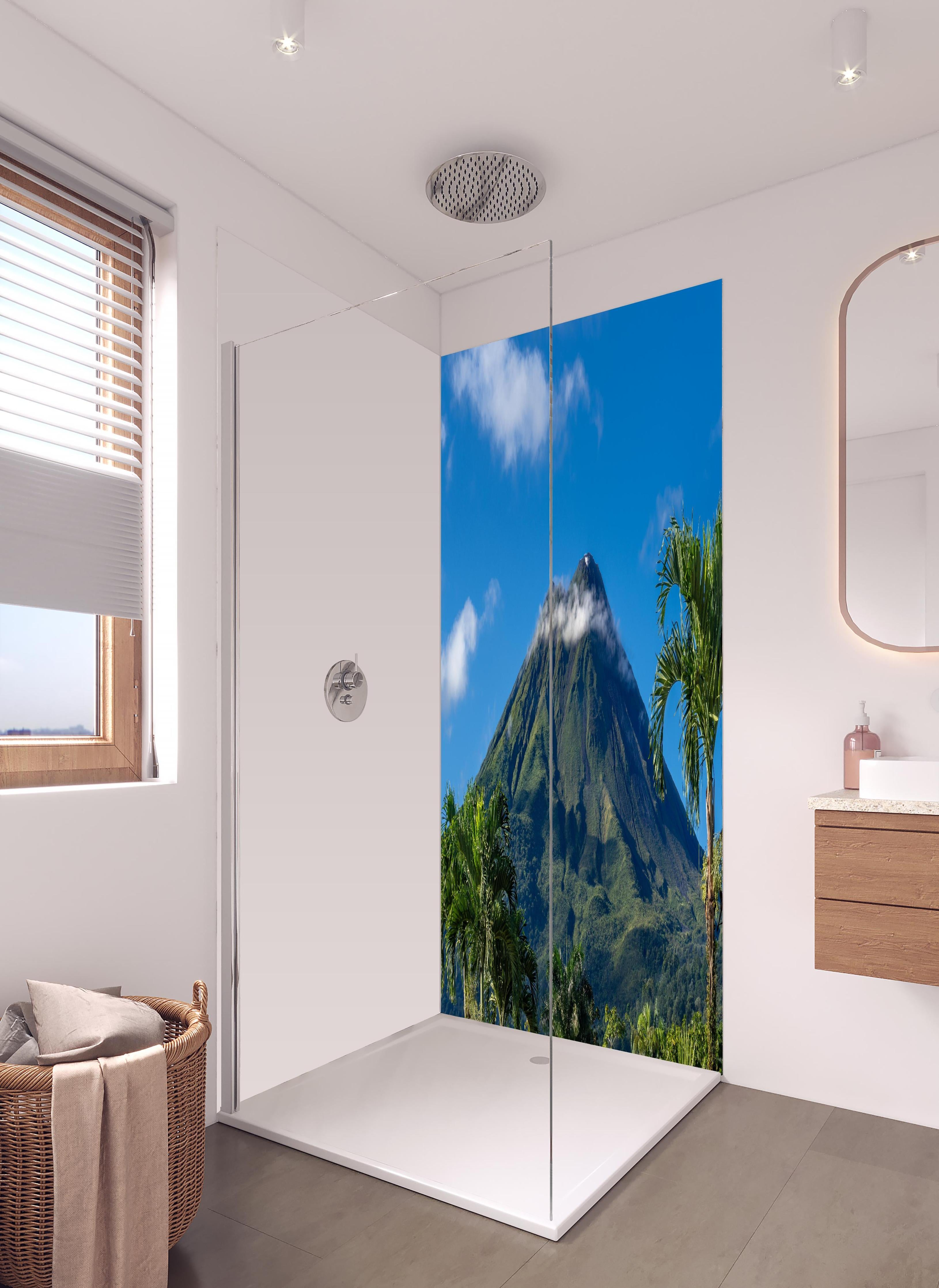 Duschrückwand - Vulkan Arenal von nahem - Costa Rica in hellem Badezimmer mit Regenduschkopf - zweiteilige Eck-Duschrückwand