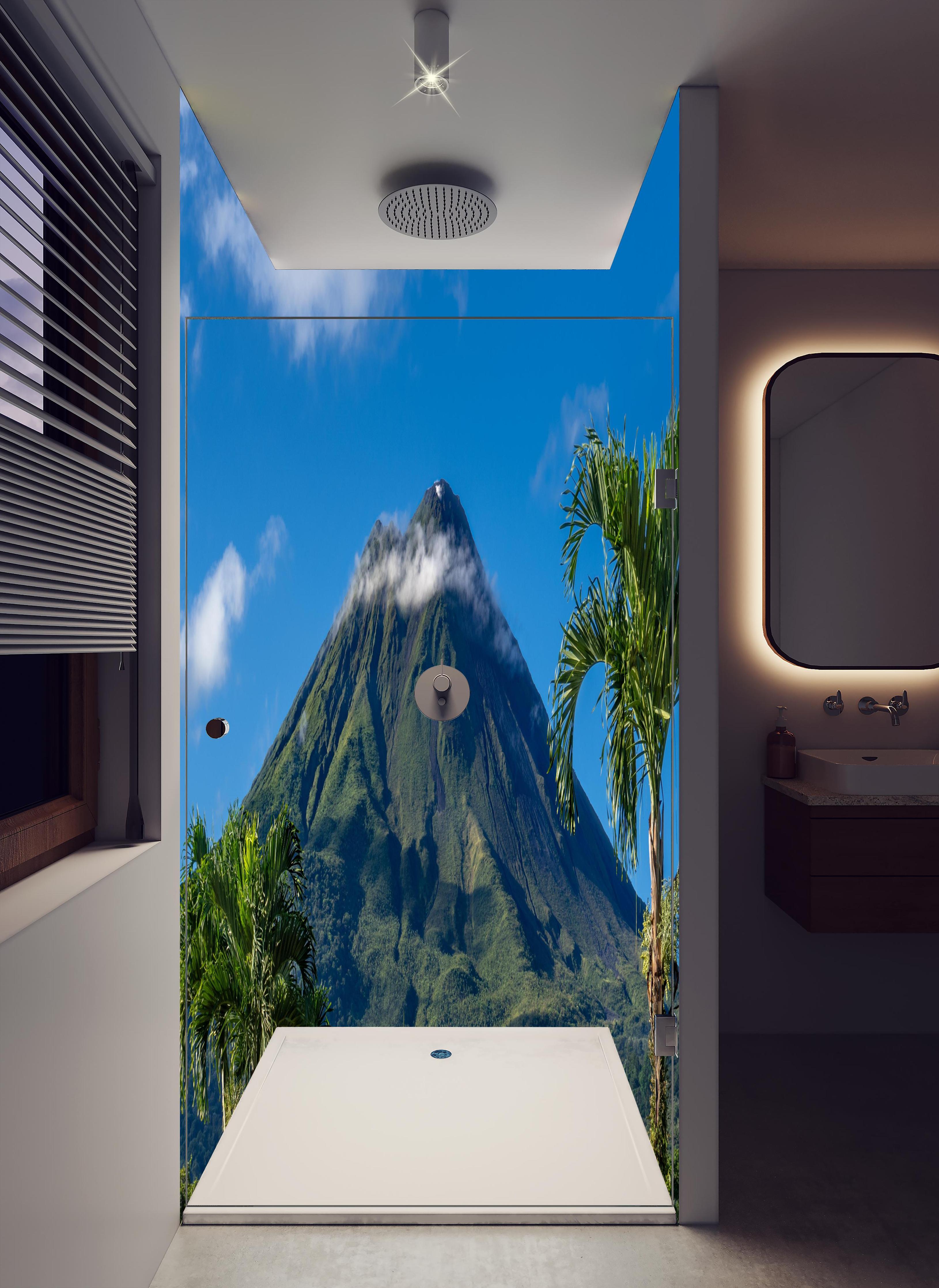 Duschrückwand - Vulkan Arenal von nahem - Costa Rica in hellem Badezimmer mit Regenduschkopf - zweiteilige Eck-Duschrückwand