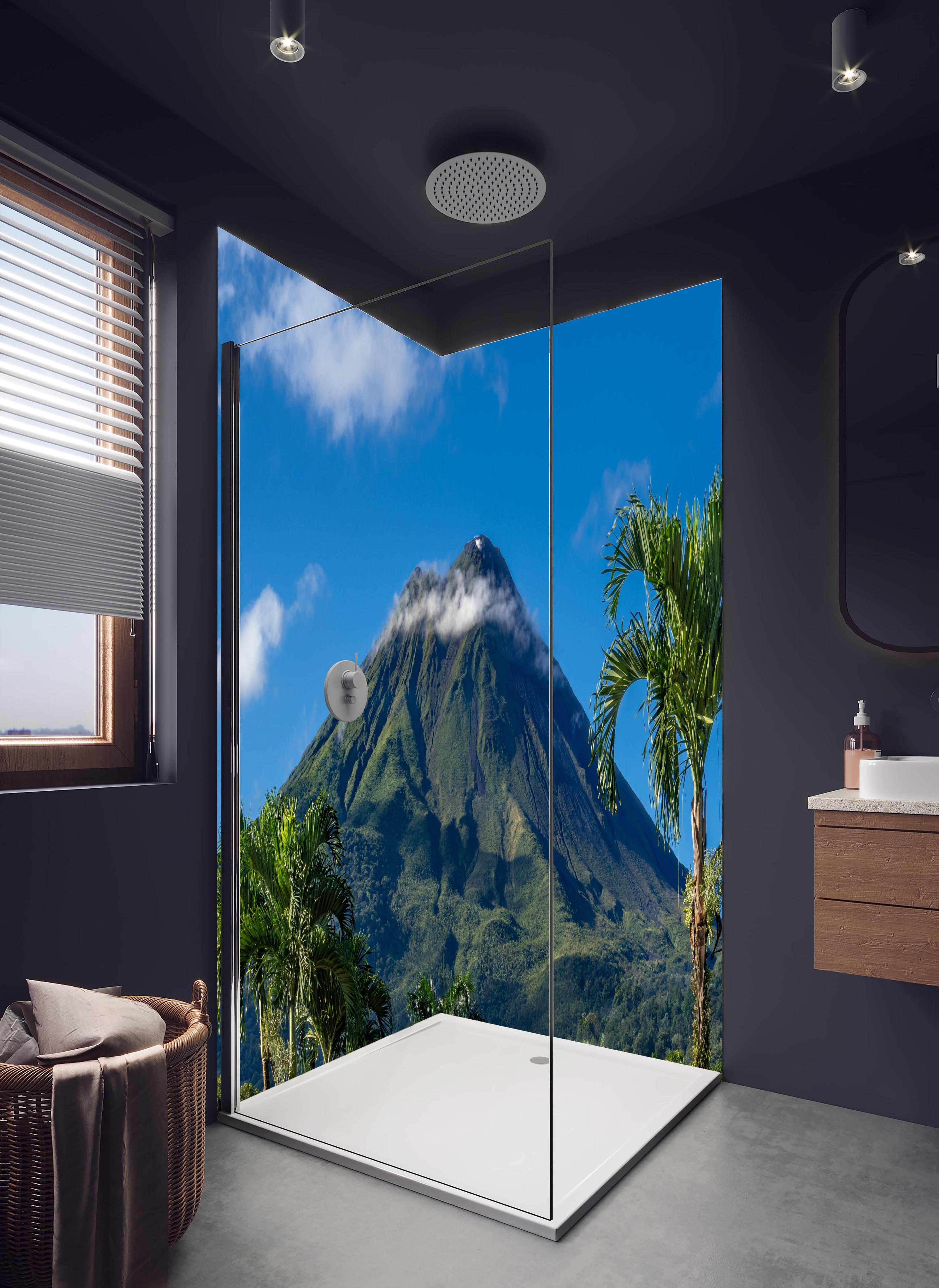 Duschrückwand - Vulkan Arenal von nahem - Costa Rica in hellem Badezimmer mit Regenduschkopf - zweiteilige Eck-Duschrückwand