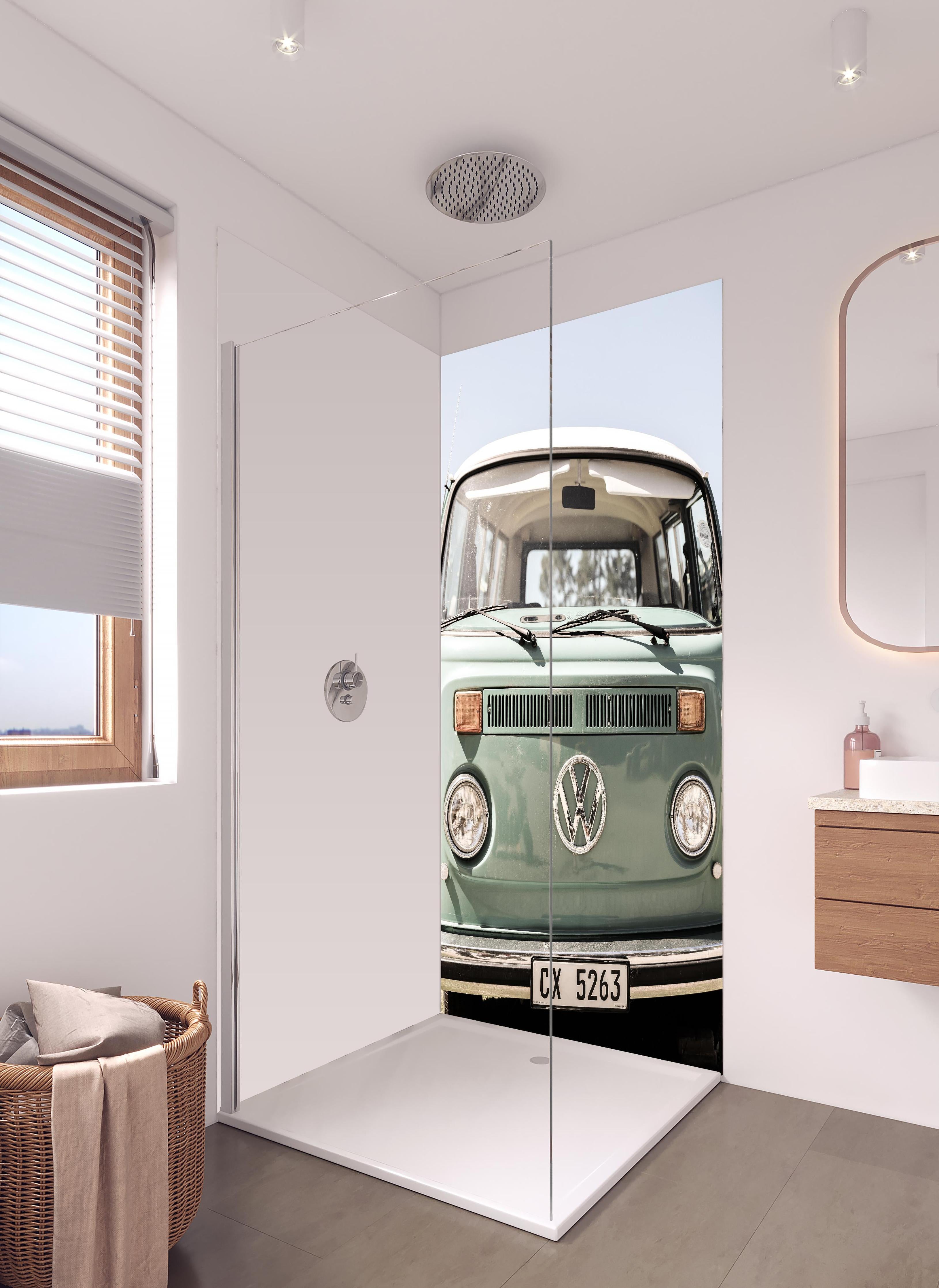 Duschrückwand - Vw Kombi in hellem Badezimmer mit Regenduschkopf - zweiteilige Eck-Duschrückwand