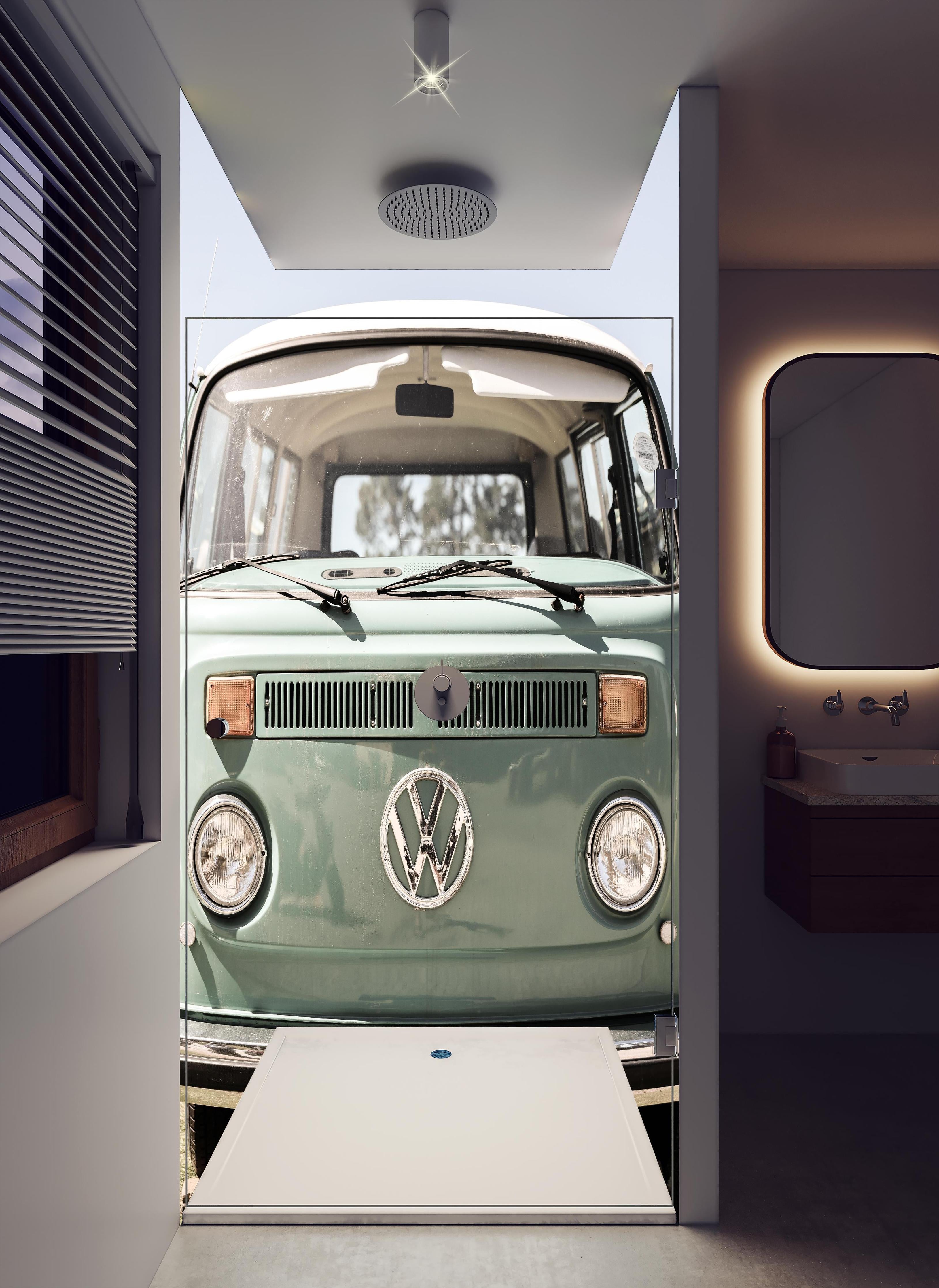 Duschrückwand - Vw Kombi in hellem Badezimmer mit Regenduschkopf - zweiteilige Eck-Duschrückwand
