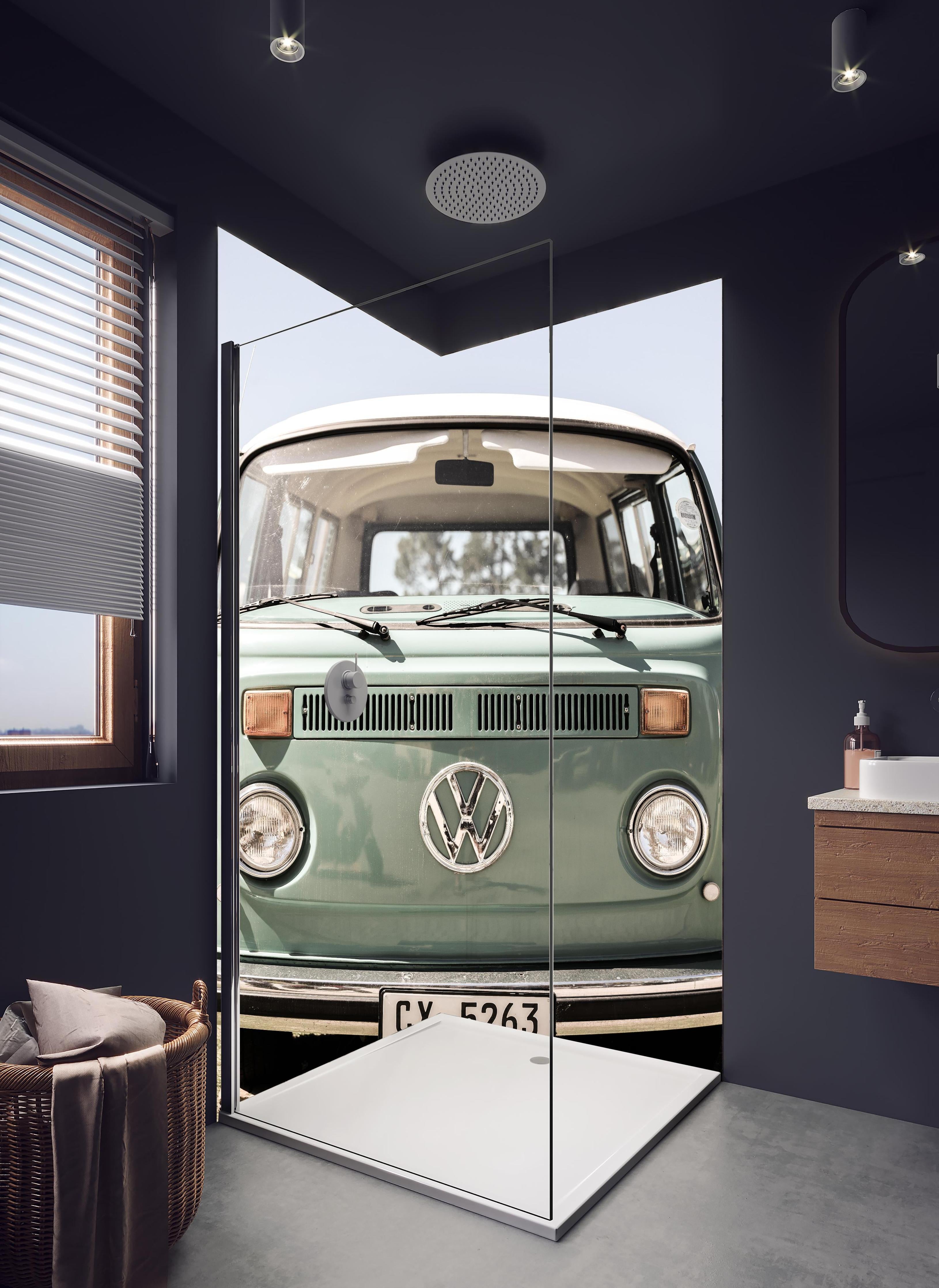 Duschrückwand - Vw Kombi in hellem Badezimmer mit Regenduschkopf - zweiteilige Eck-Duschrückwand