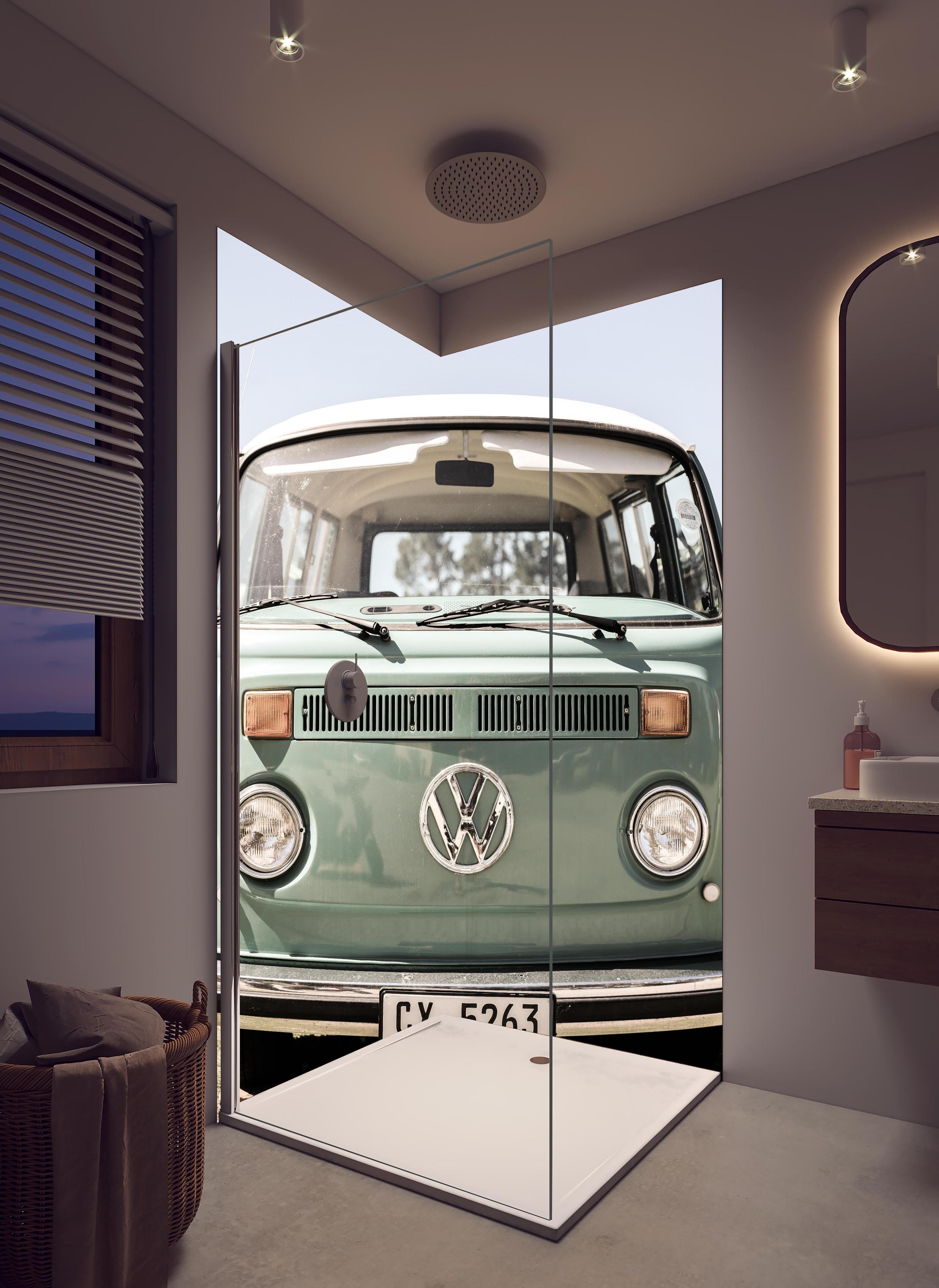 Duschrückwand - Vw Kombi in hellem Badezimmer mit Regenduschkopf - zweiteilige Eck-Duschrückwand