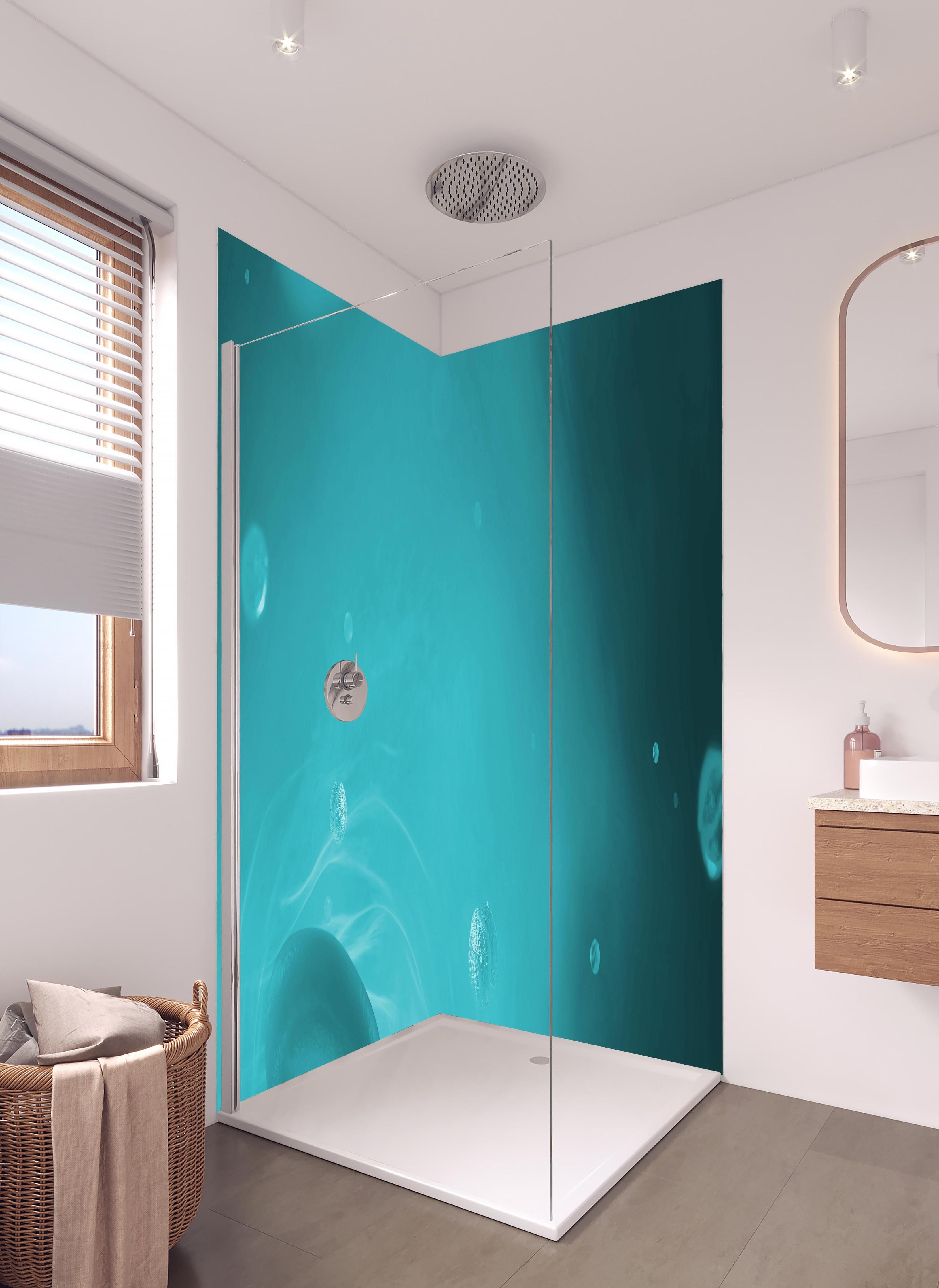 Duschrückwand - Wässriger Tauchgang in hellem Badezimmer mit Regenduschkopf - zweiteilige Eck-Duschrückwand