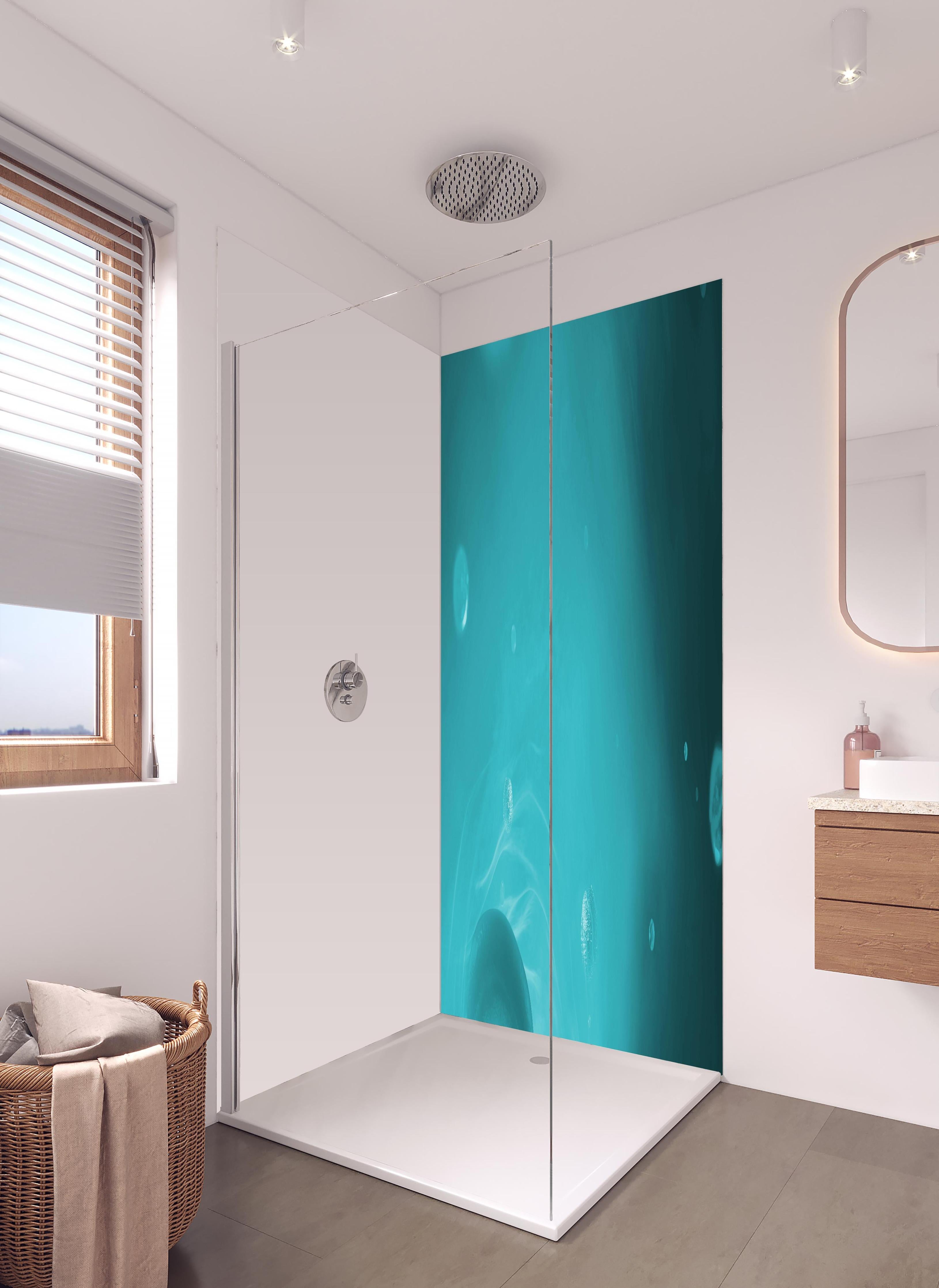 Duschrückwand - Wässriger Tauchgang in hellem Badezimmer mit Regenduschkopf - zweiteilige Eck-Duschrückwand