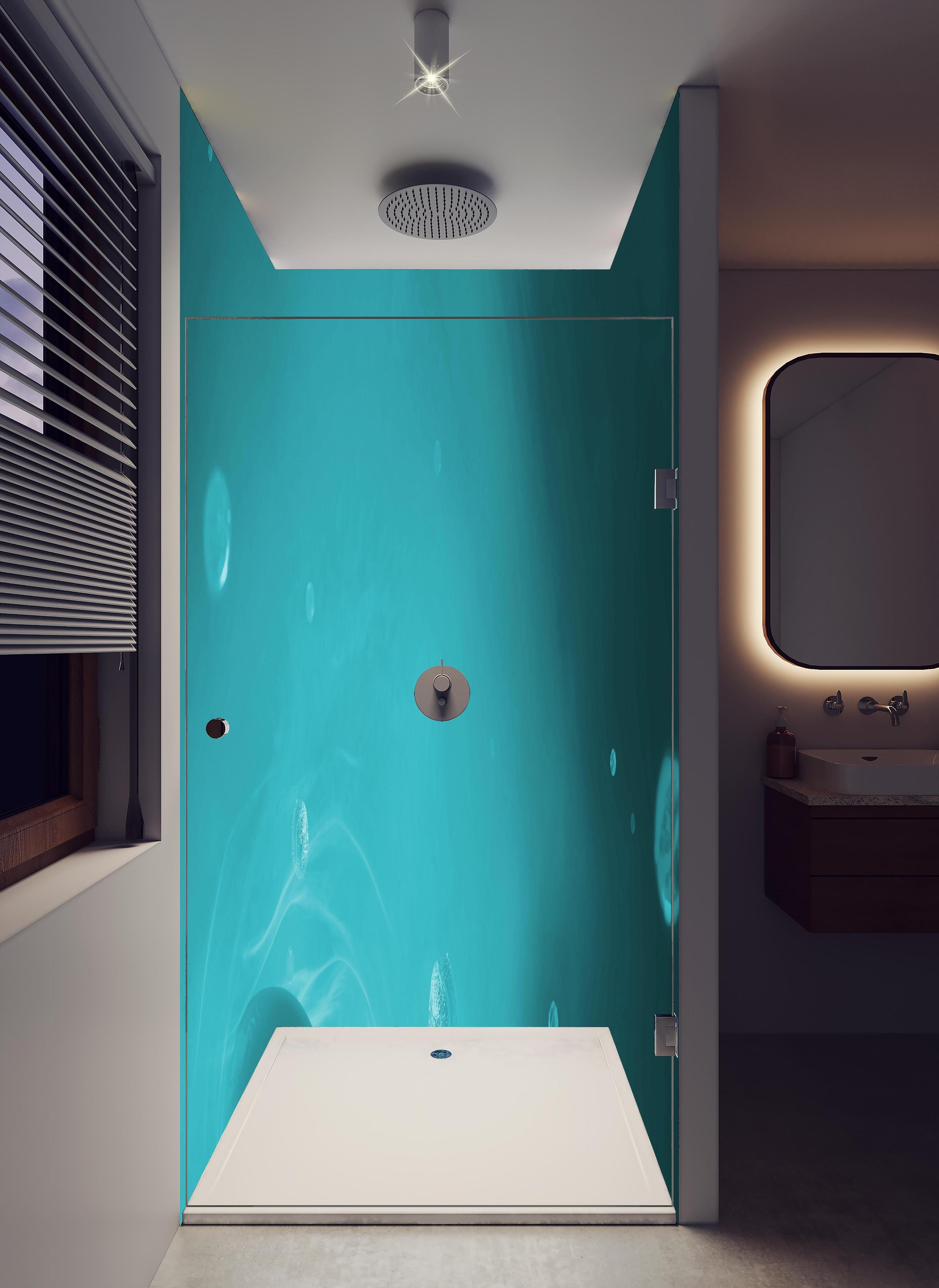 Duschrückwand - Wässriger Tauchgang in hellem Badezimmer mit Regenduschkopf - zweiteilige Eck-Duschrückwand