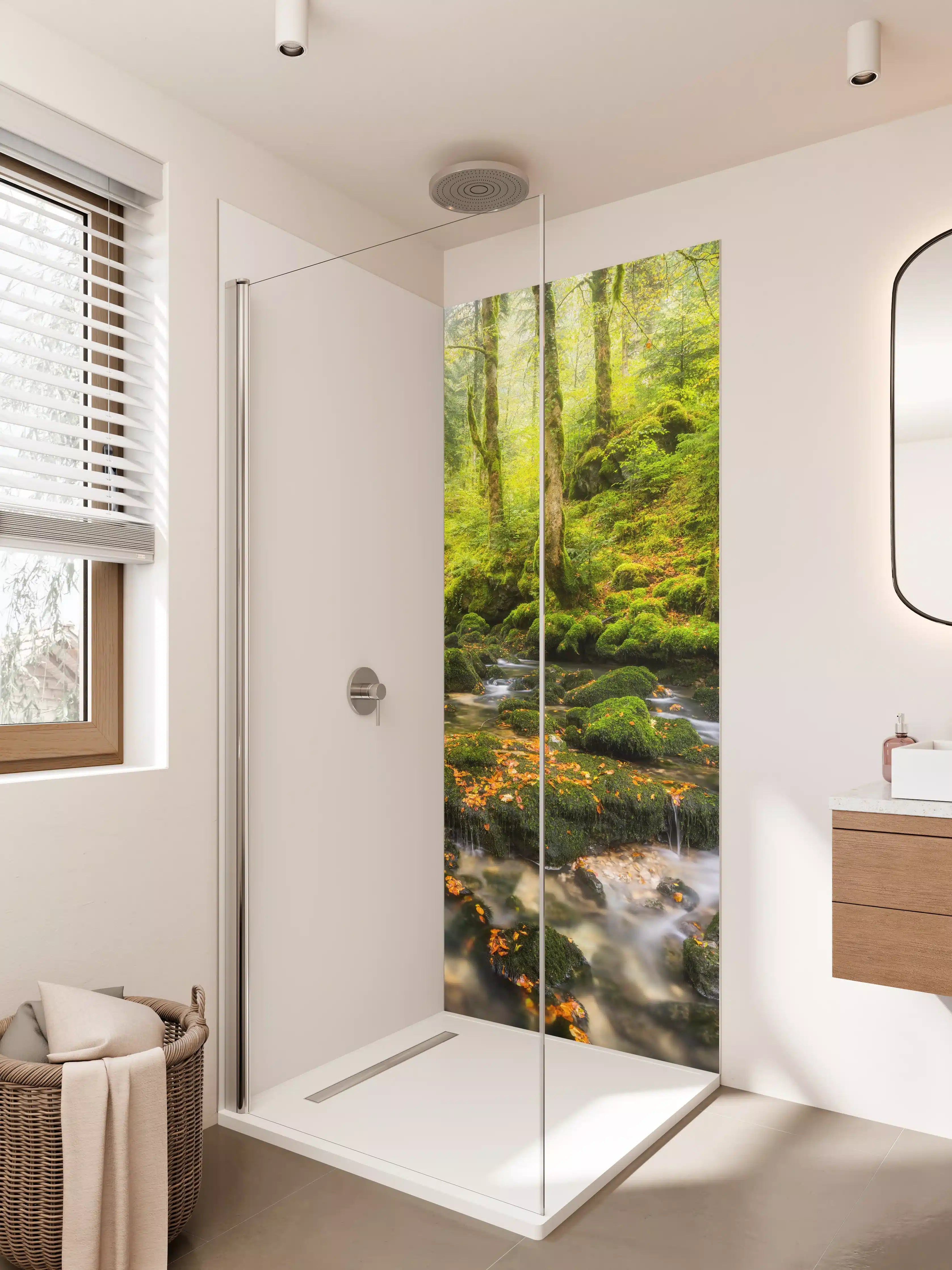 Duschrückwand - Walds gleitende Bäche in grünem Licht