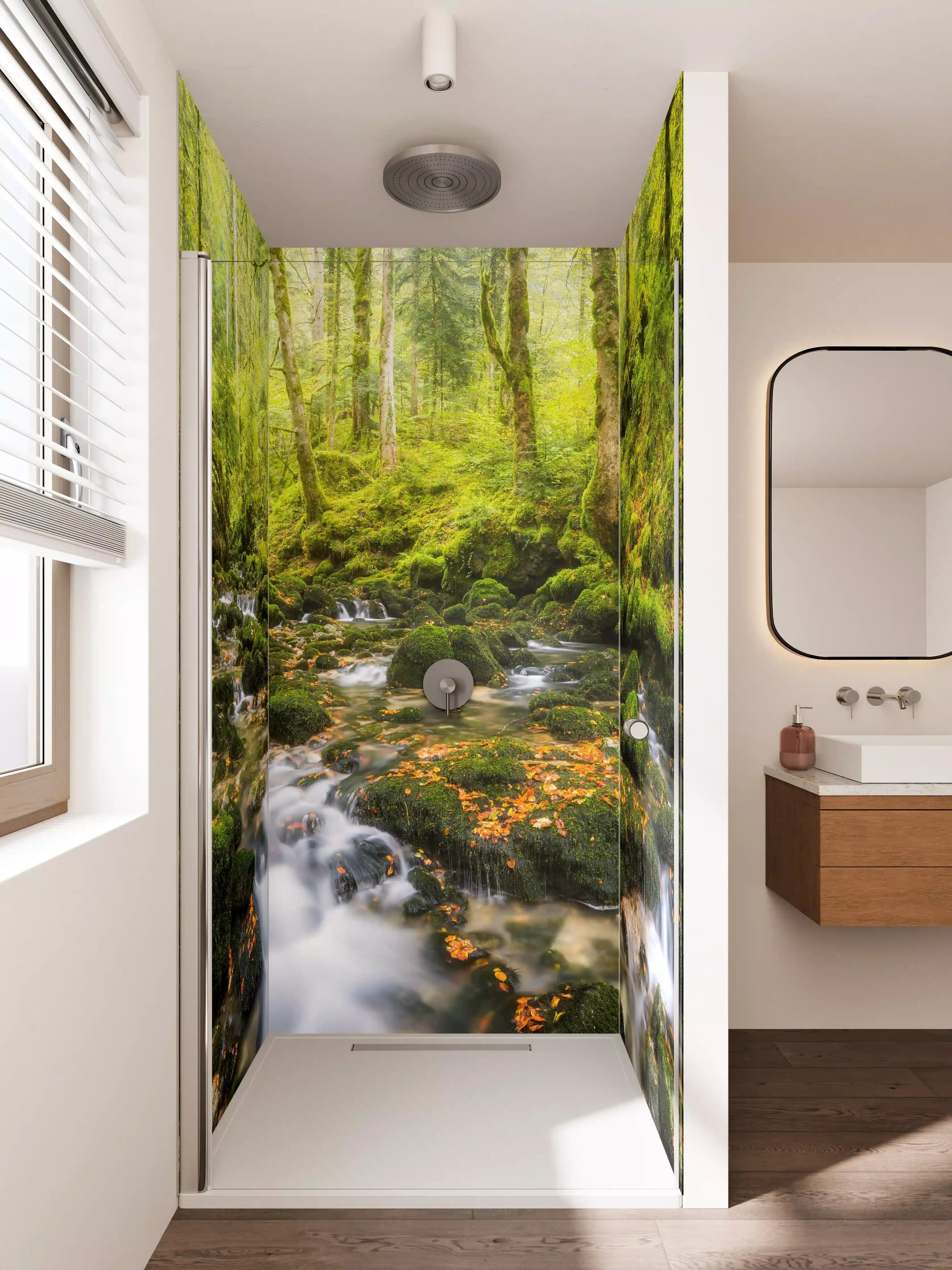 Duschrückwand - Walds gleitende Bäche in grünem Licht