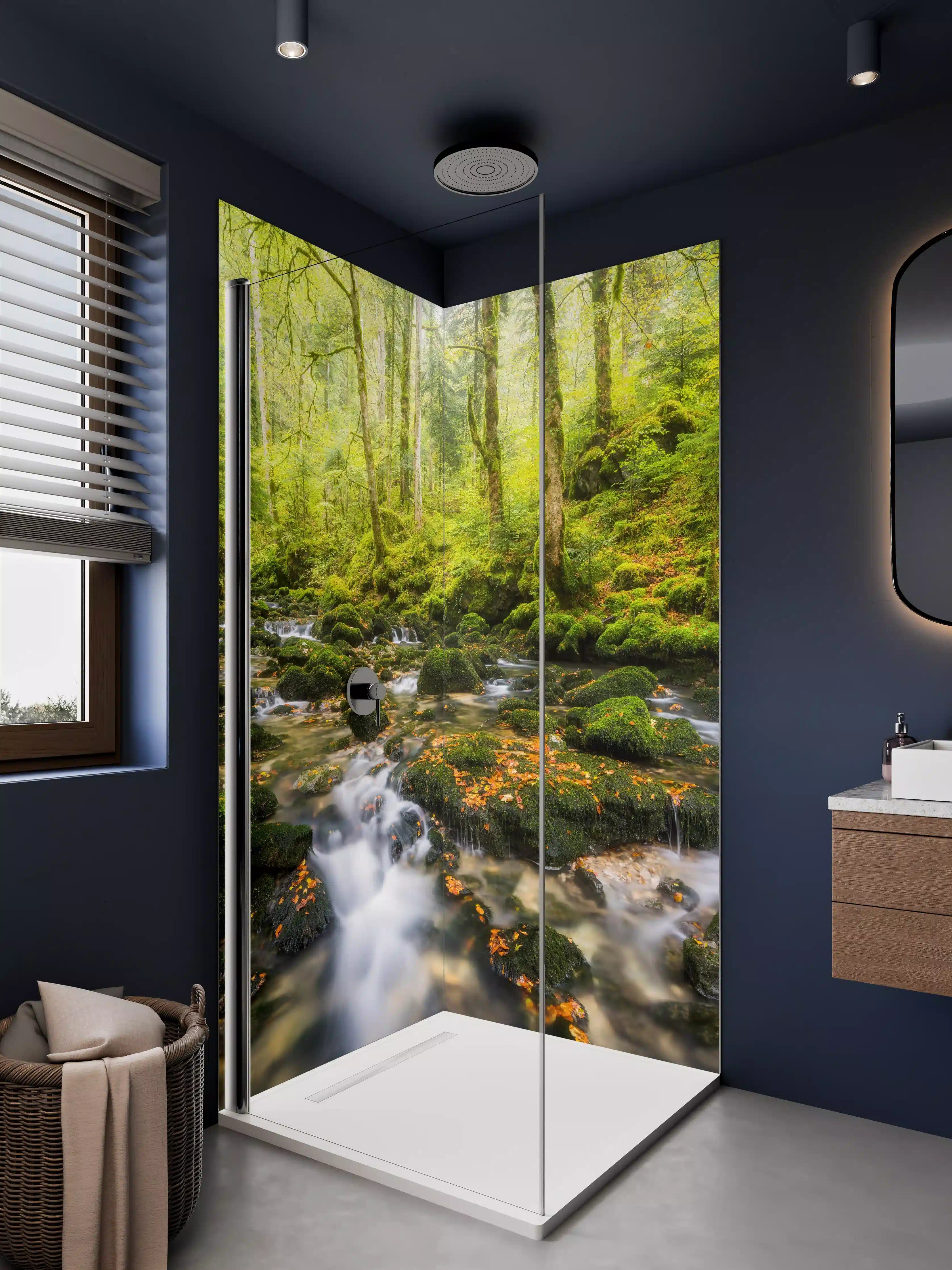 Duschrückwand - Walds gleitende Bäche in grünem Licht