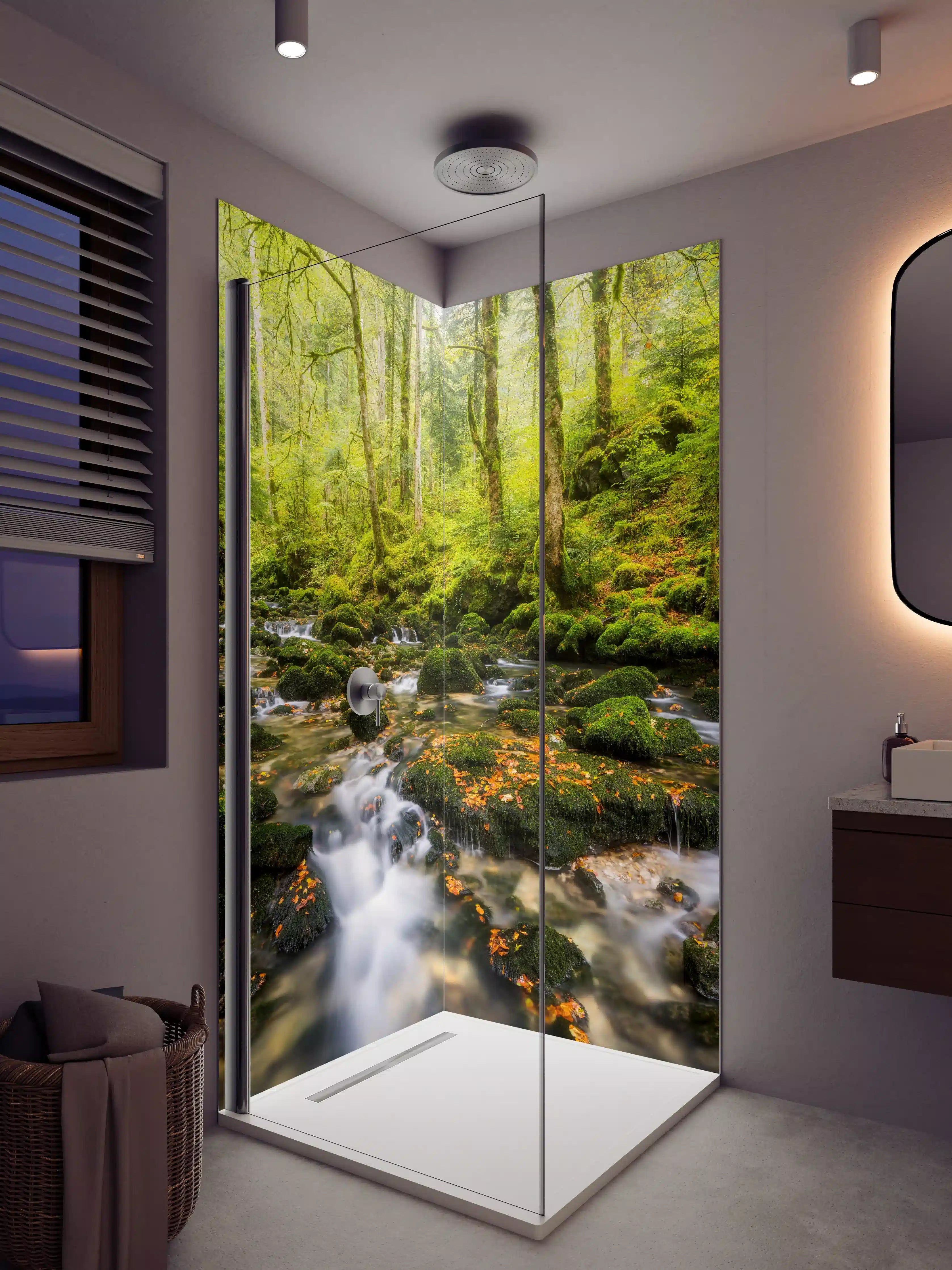 Duschrückwand - Walds gleitende Bäche in grünem Licht