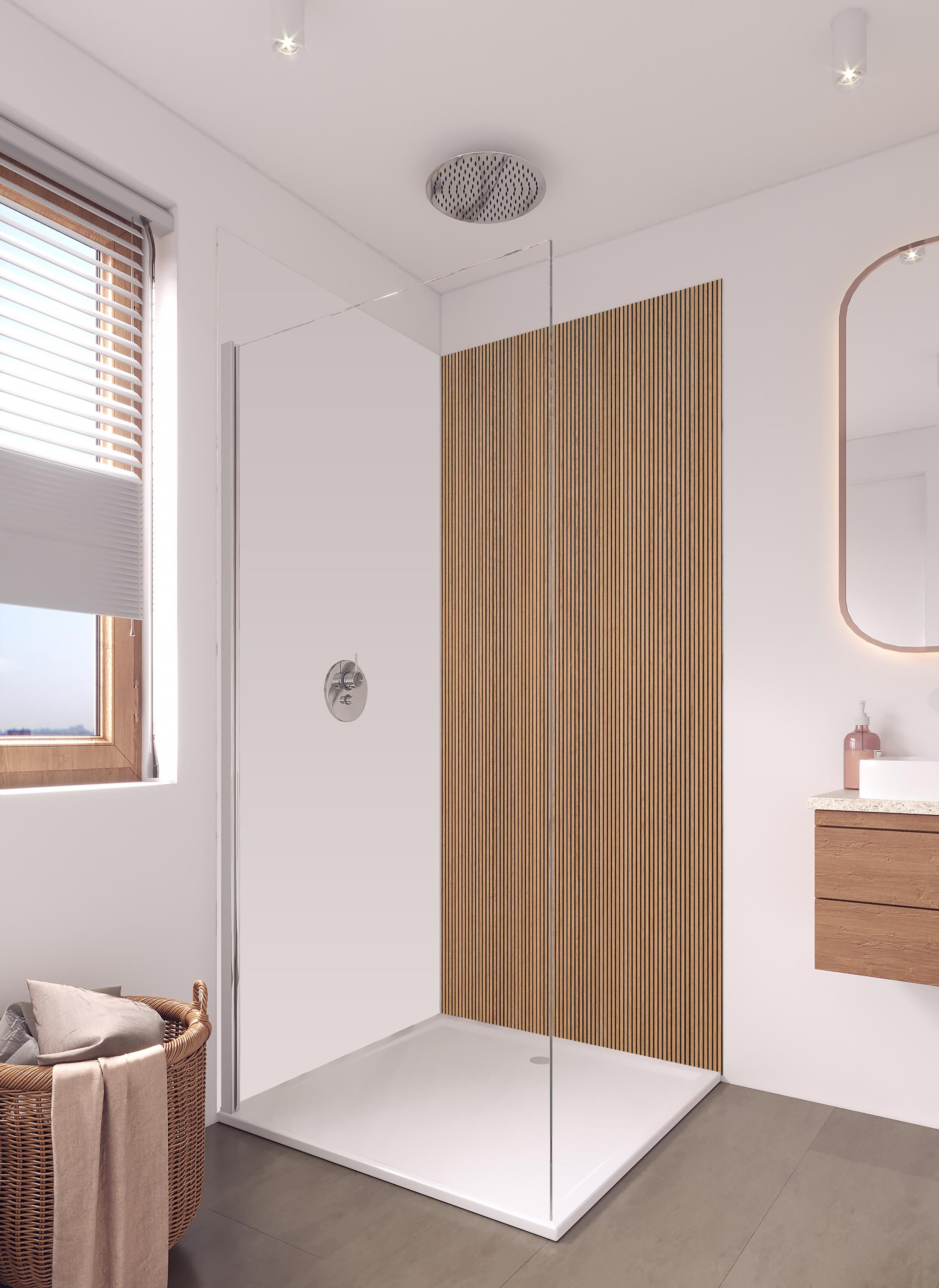 Duschrückwand - Warme Holzlamellen in hellem Badezimmer mit Regenduschkopf - zweiteilige Eck-Duschrückwand