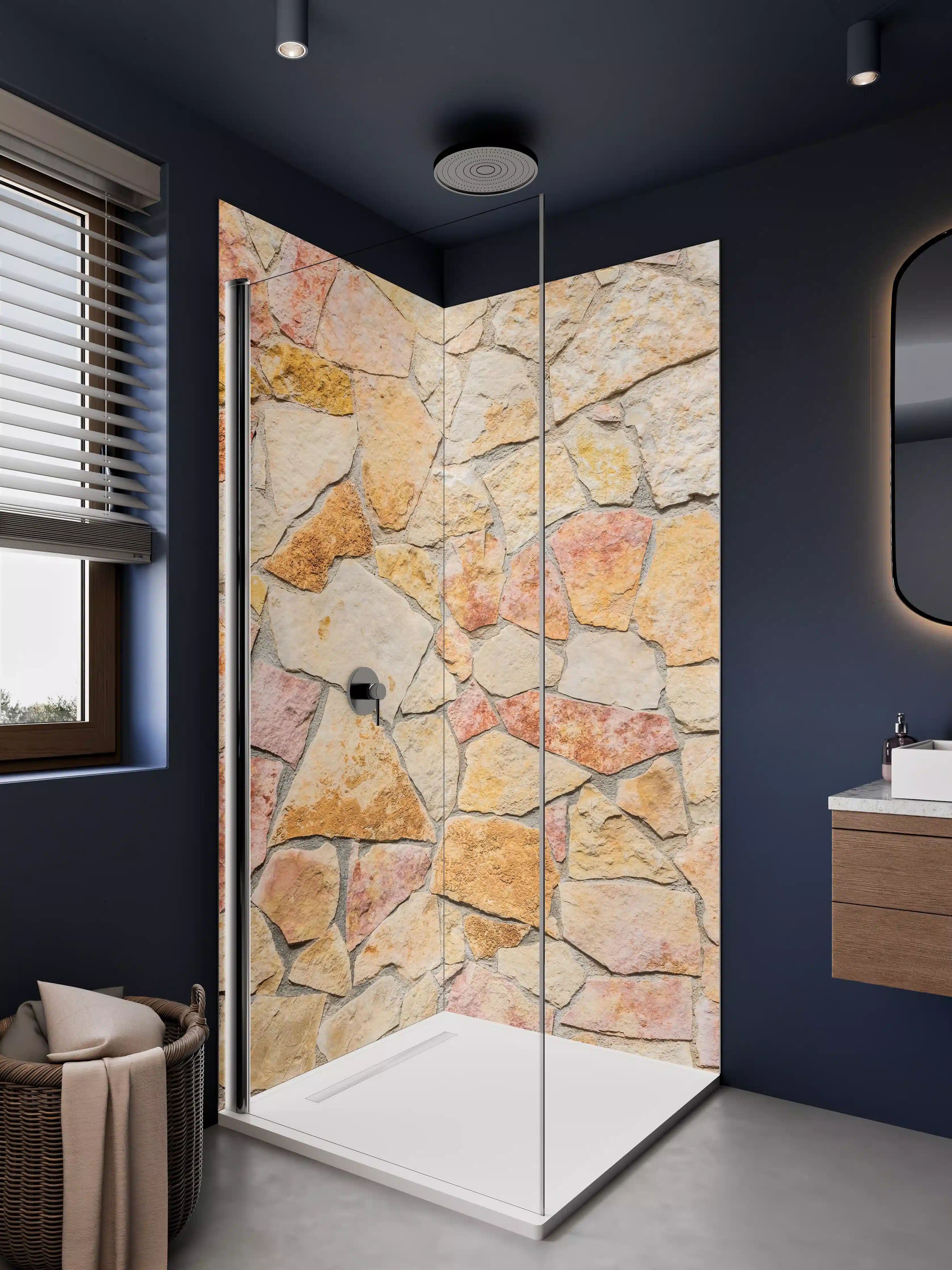 Duschrückwand - Warme Natursteinmauer in Sand- und Rottönen