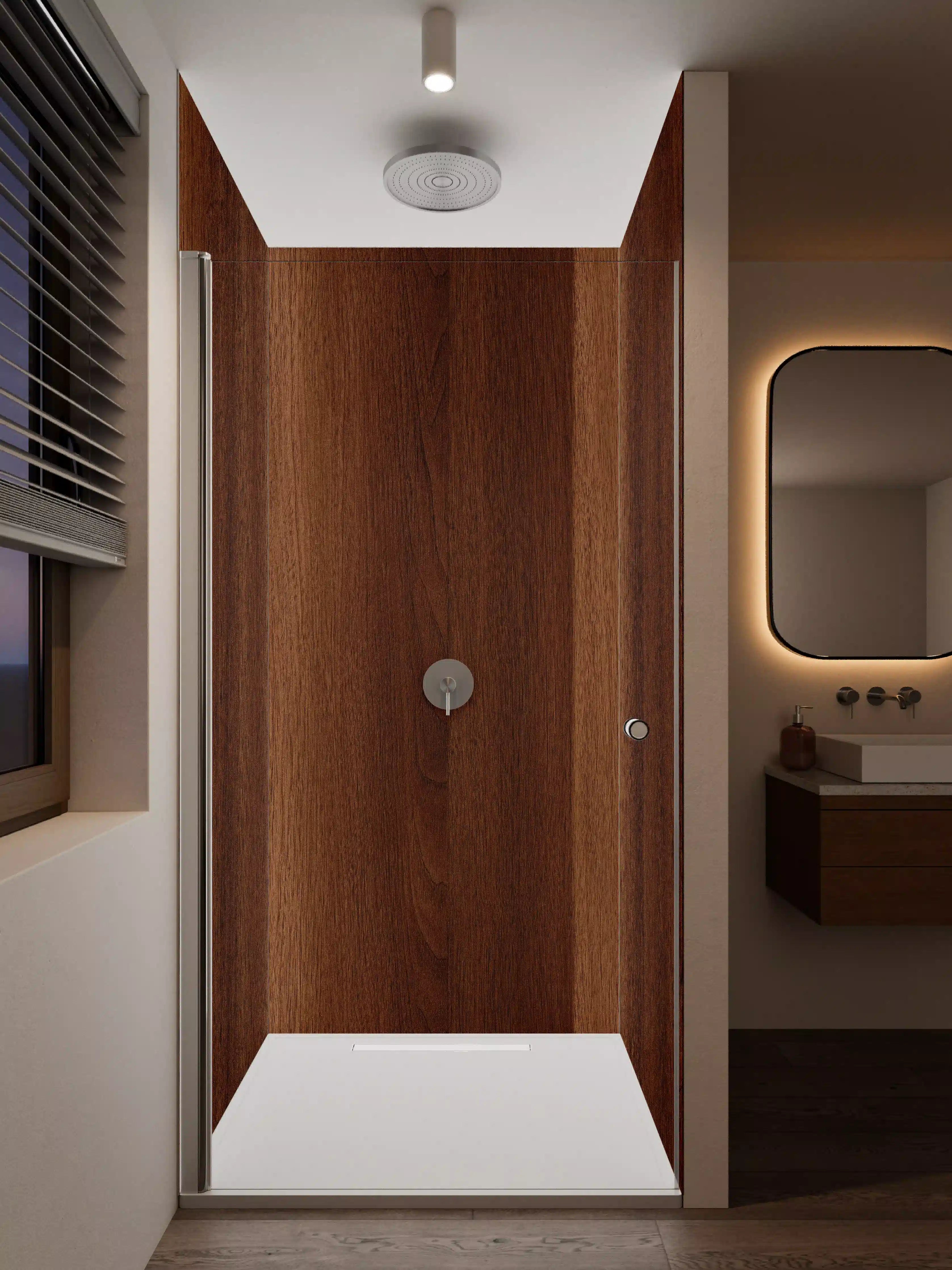 Duschrückwand - Warmer Holztone mit rötlichen Akzenten