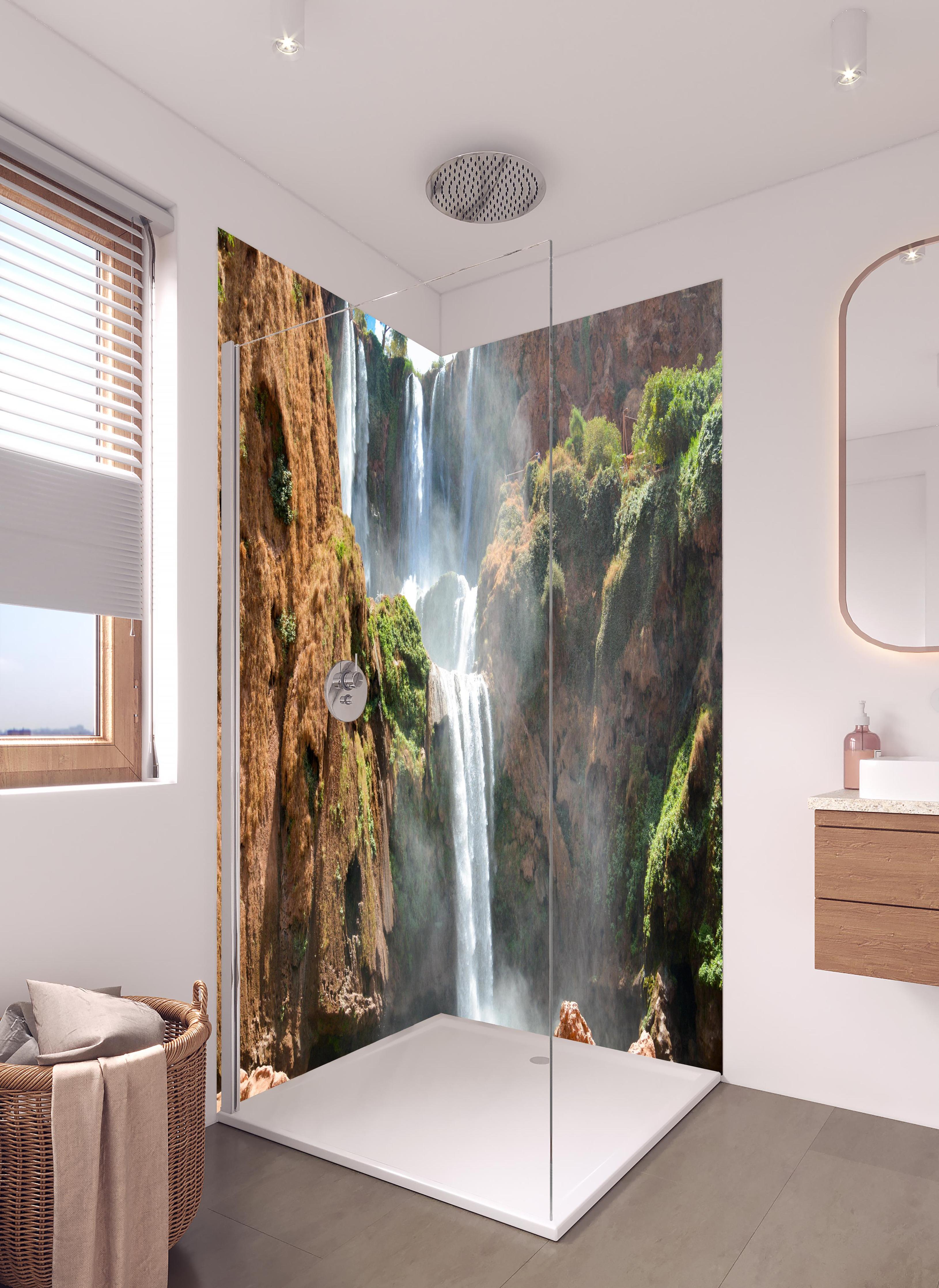 Duschrückwand - Wasserfälle von Ouzoud in hellem Badezimmer mit Regenduschkopf - zweiteilige Eck-Duschrückwand