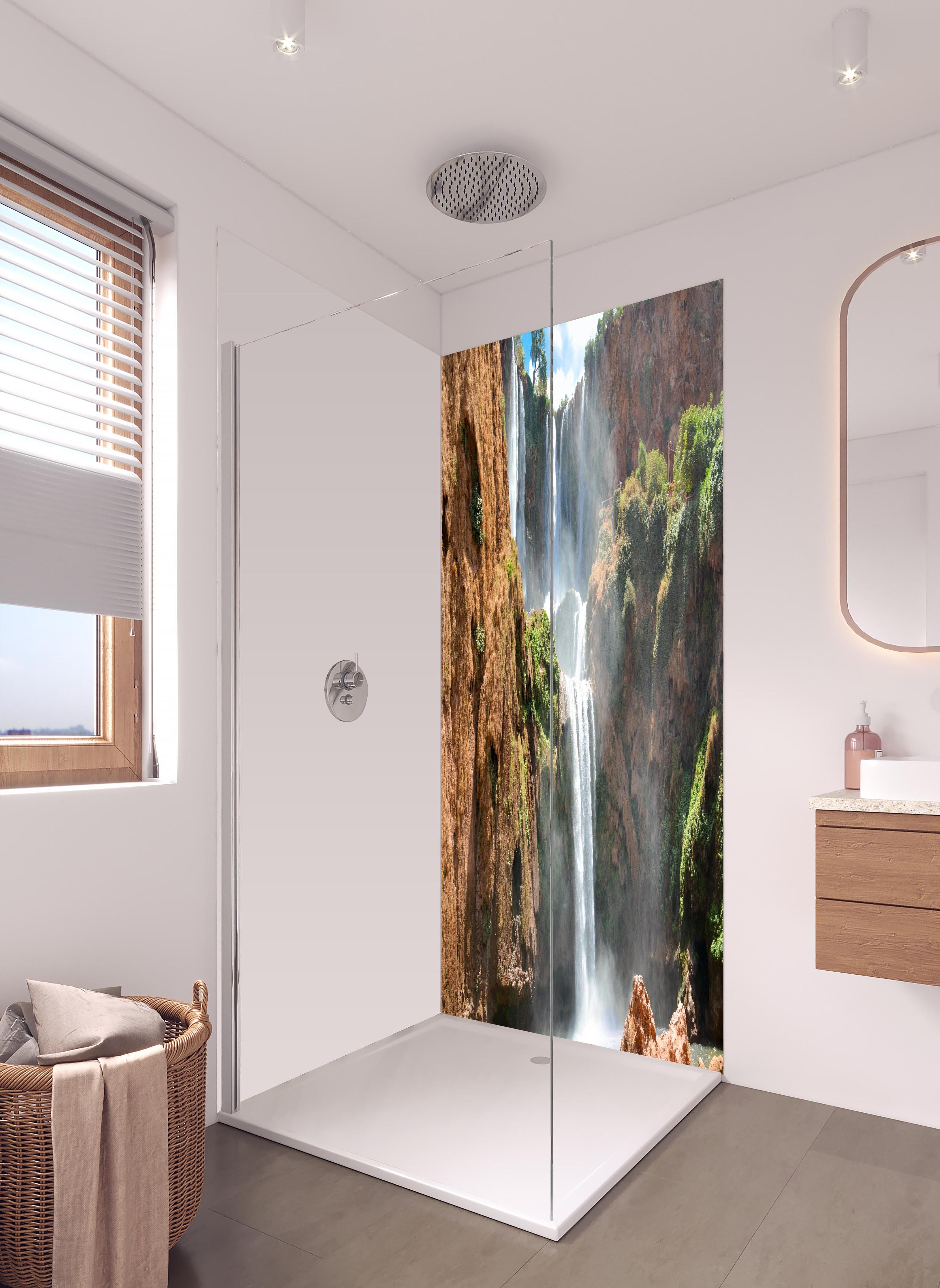 Duschrückwand - Wasserfälle von Ouzoud in hellem Badezimmer mit Regenduschkopf - zweiteilige Eck-Duschrückwand