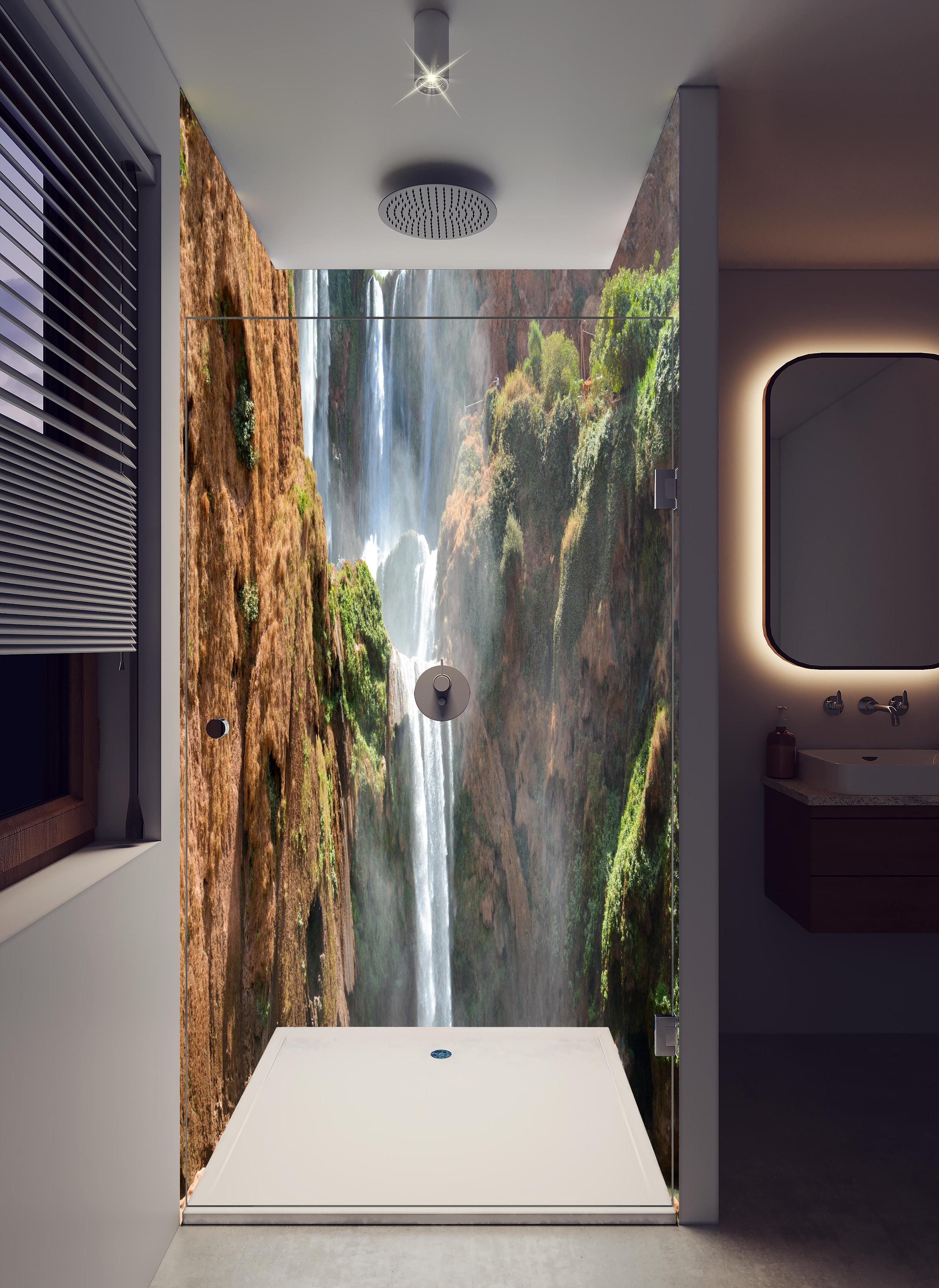 Duschrückwand - Wasserfälle von Ouzoud in hellem Badezimmer mit Regenduschkopf - zweiteilige Eck-Duschrückwand