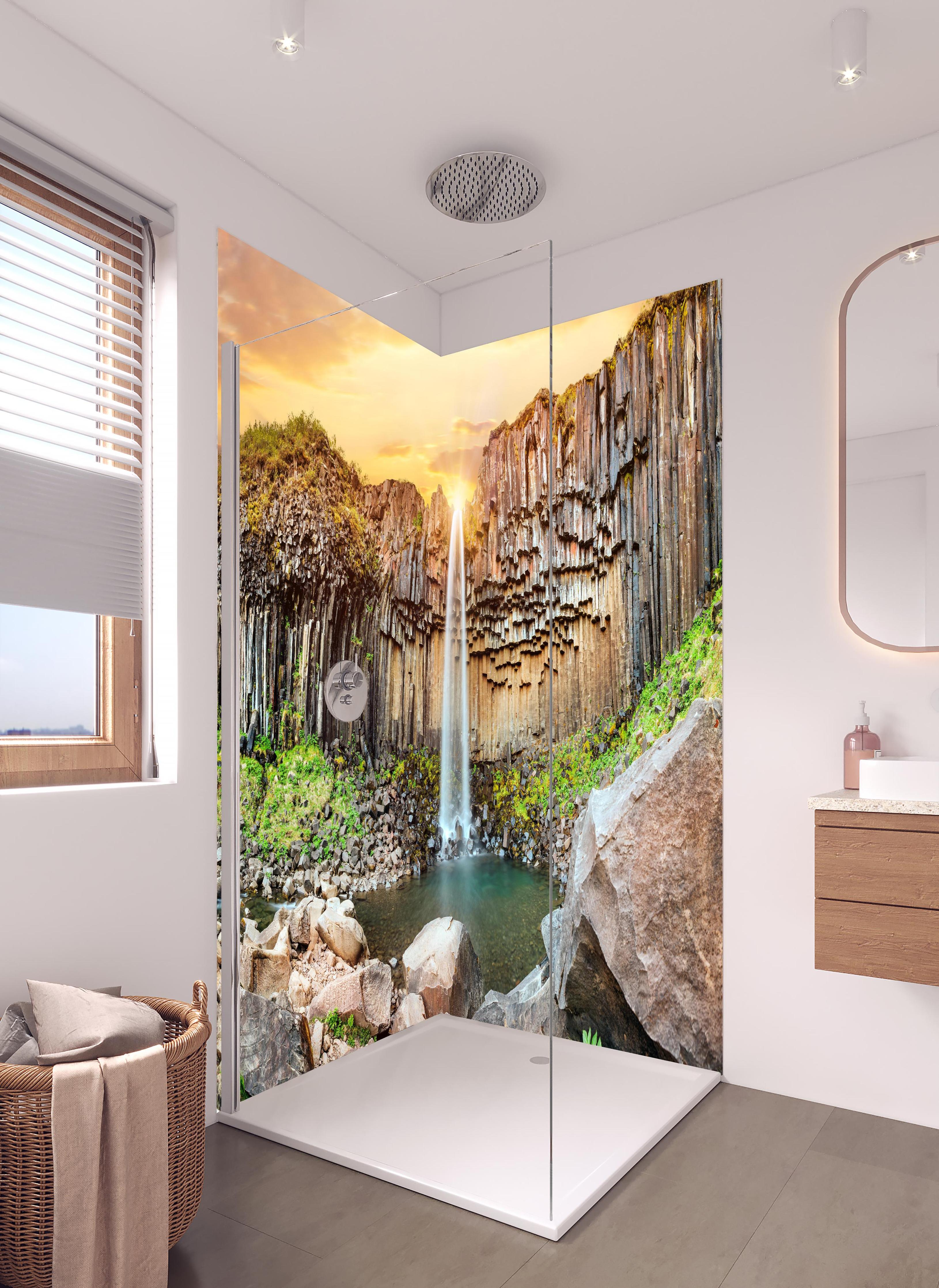 Duschrückwand - Wasserfall "Svartifoss" im Skaftafell-Nationalpark in hellem Badezimmer mit Regenduschkopf - zweiteilige Eck-Duschrückwand