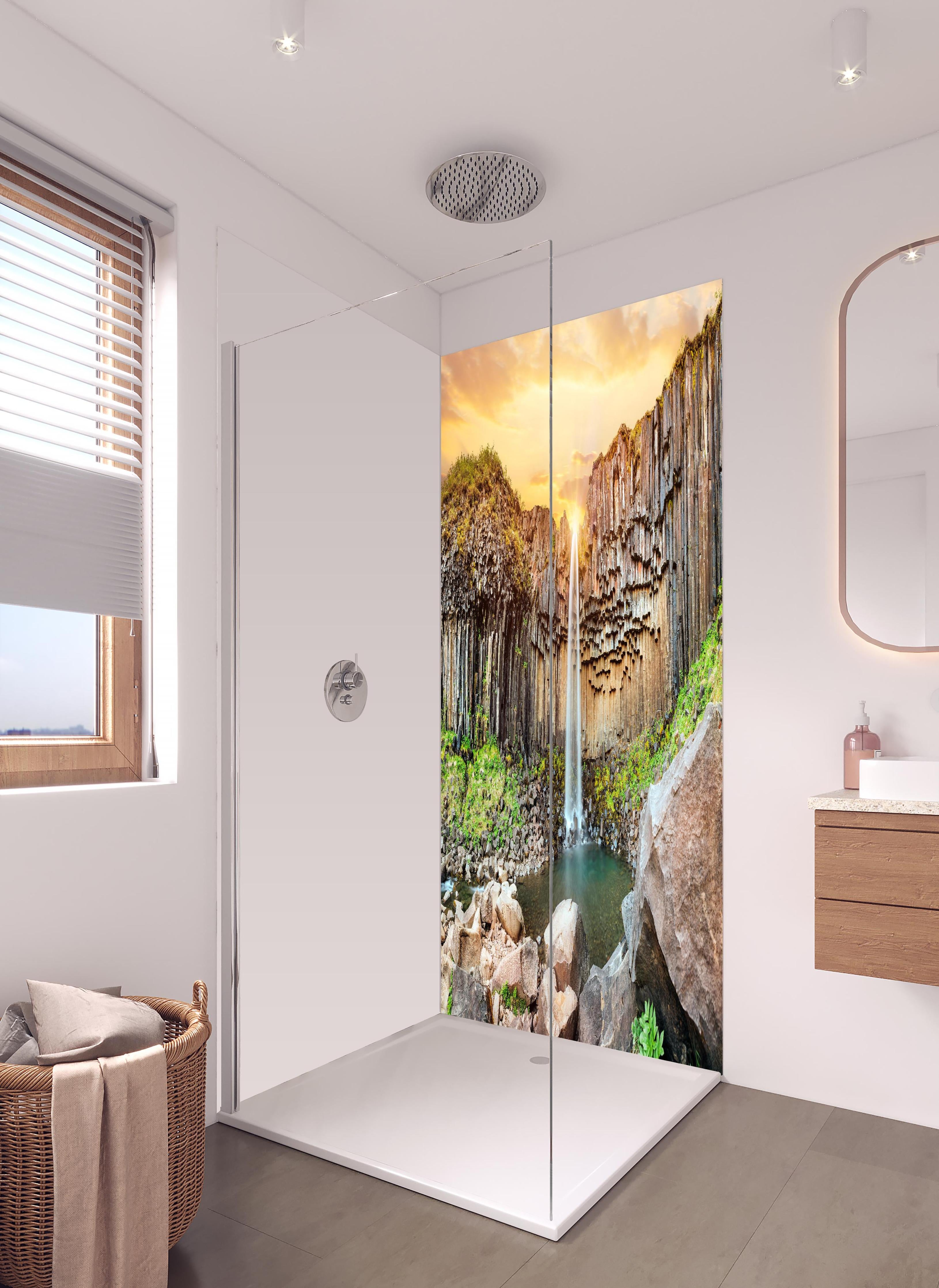 Duschrückwand - Wasserfall "Svartifoss" im Skaftafell-Nationalpark in hellem Badezimmer mit Regenduschkopf - zweiteilige Eck-Duschrückwand