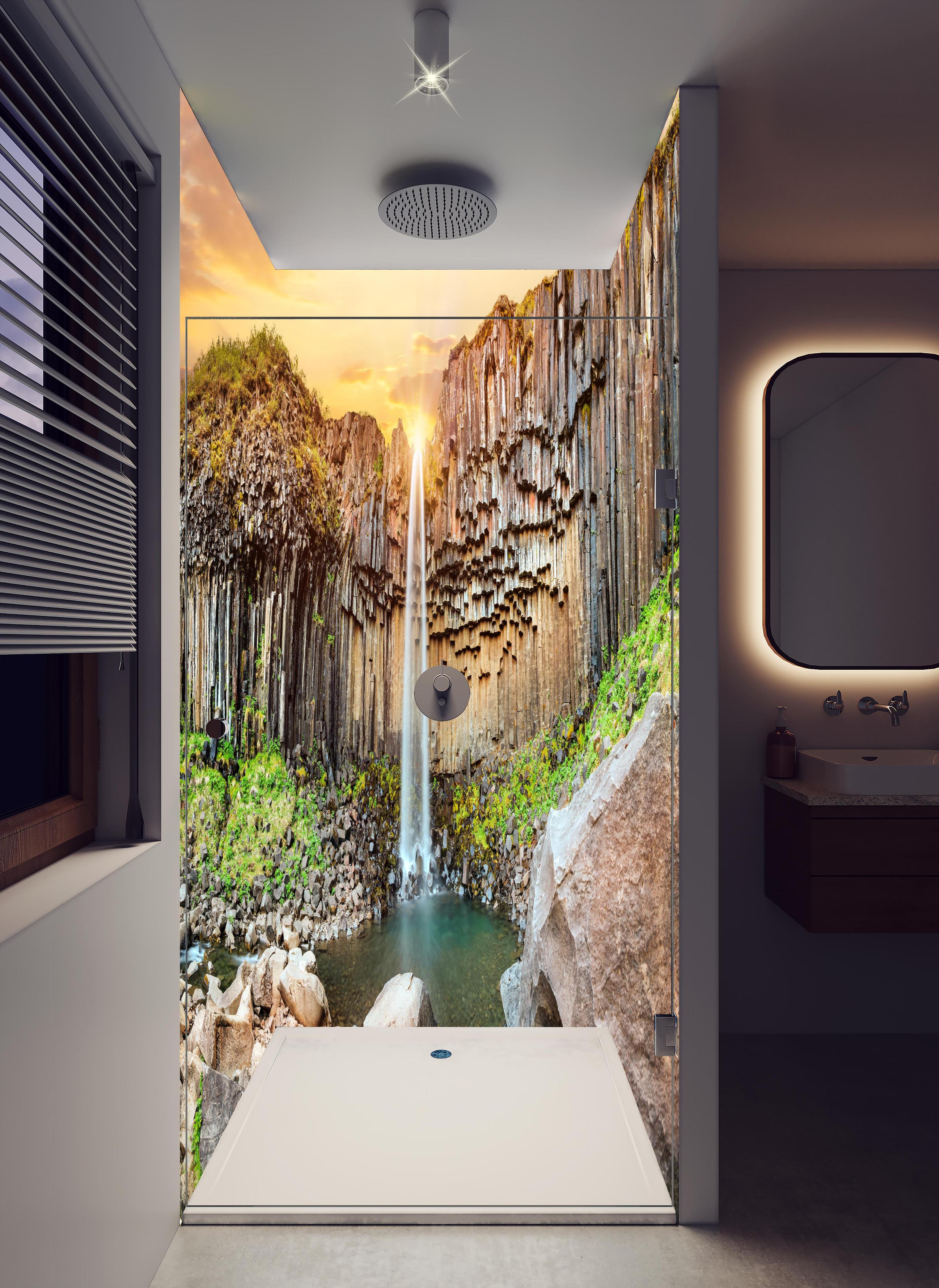 Duschrückwand - Wasserfall "Svartifoss" im Skaftafell-Nationalpark in hellem Badezimmer mit Regenduschkopf - zweiteilige Eck-Duschrückwand