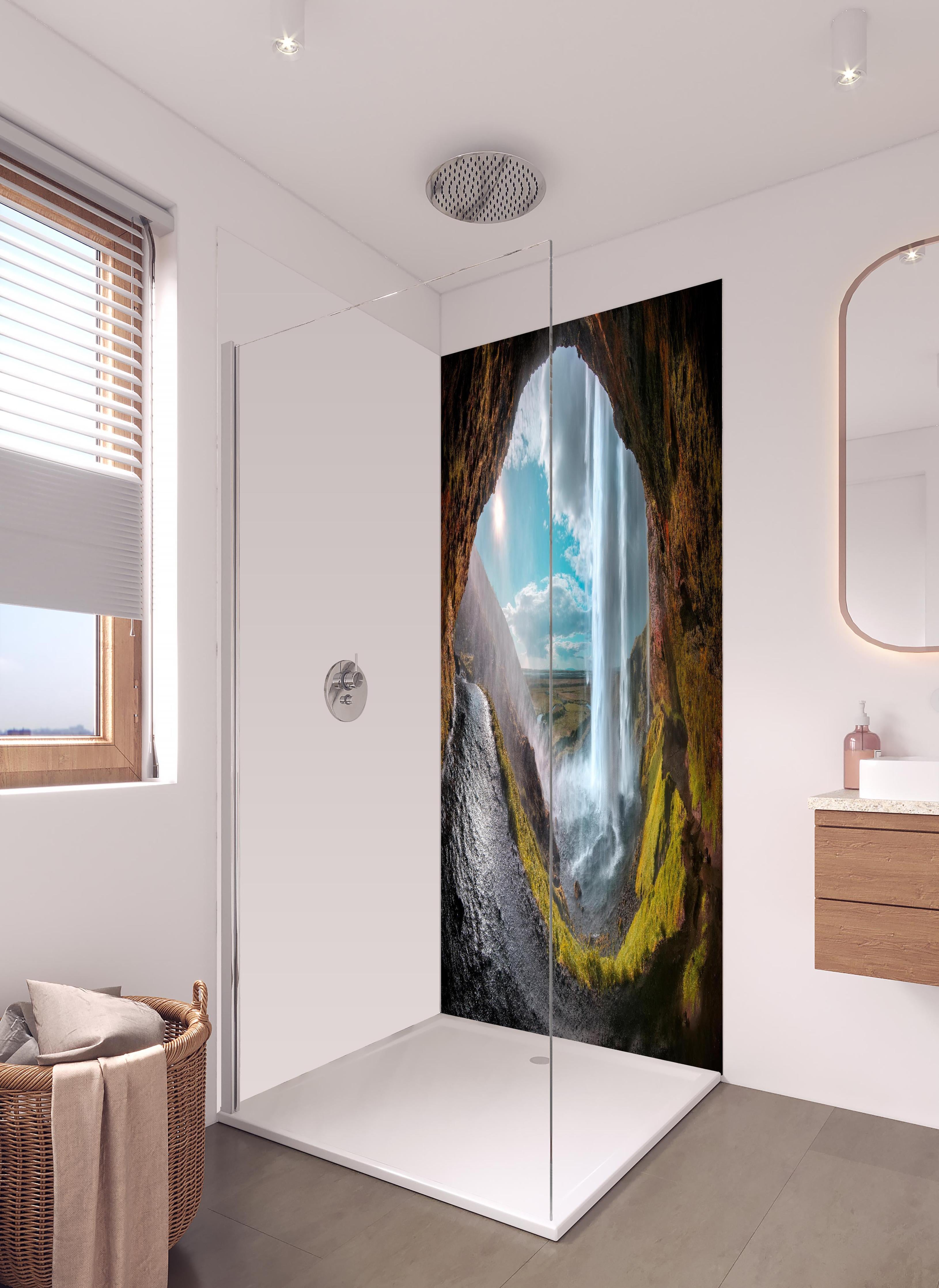 Duschrückwand - Wasserfall durch Bergtunnel in hellem Badezimmer mit Regenduschkopf - zweiteilige Eck-Duschrückwand