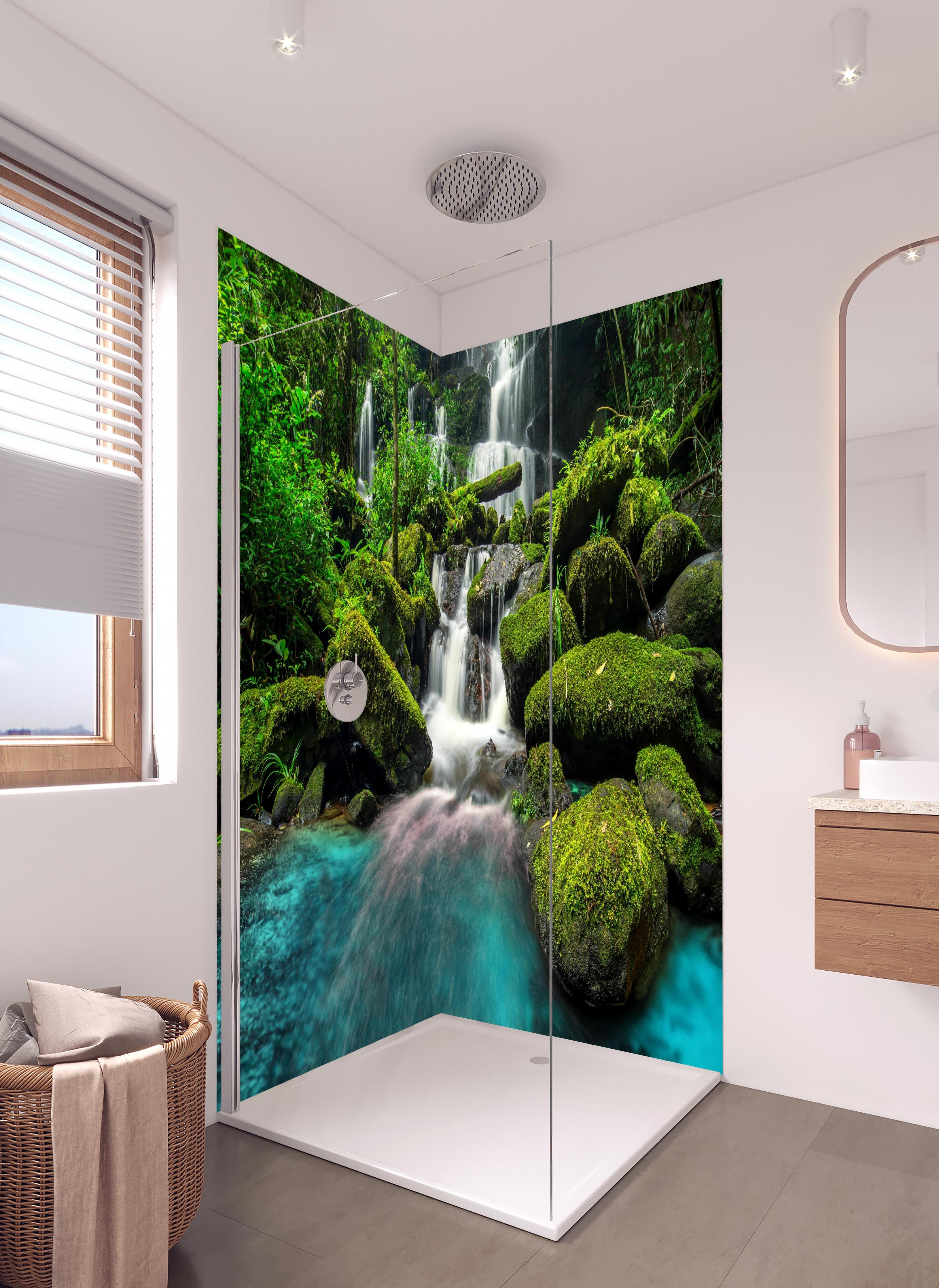 Duschrückwand - Wasserfall im grünen Dschungel von Thailand in hellem Badezimmer mit Regenduschkopf - zweiteilige Eck-Duschrückwand