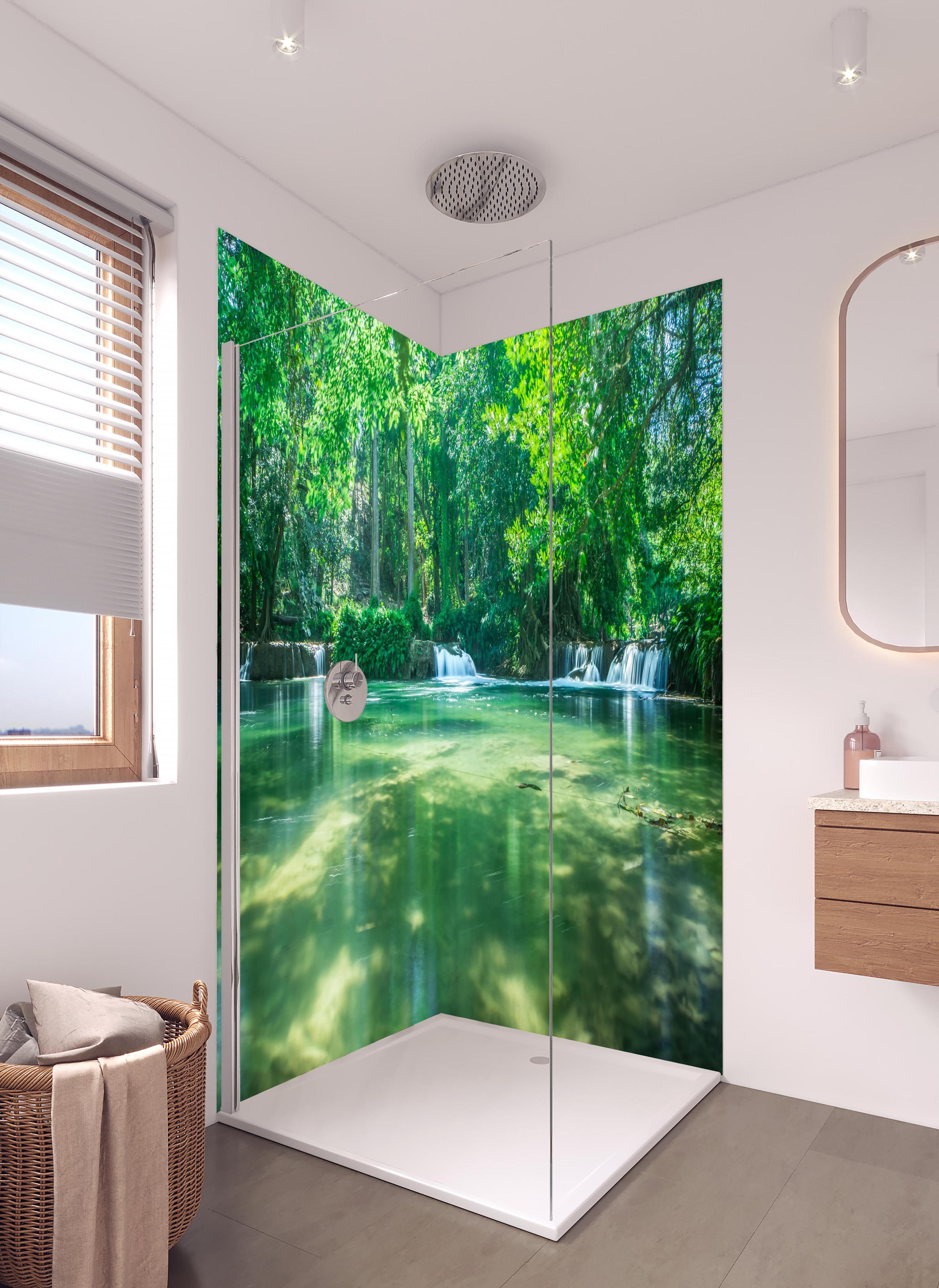 Duschrückwand - Wasserfall in Chet Sao No in hellem Badezimmer mit Regenduschkopf - zweiteilige Eck-Duschrückwand